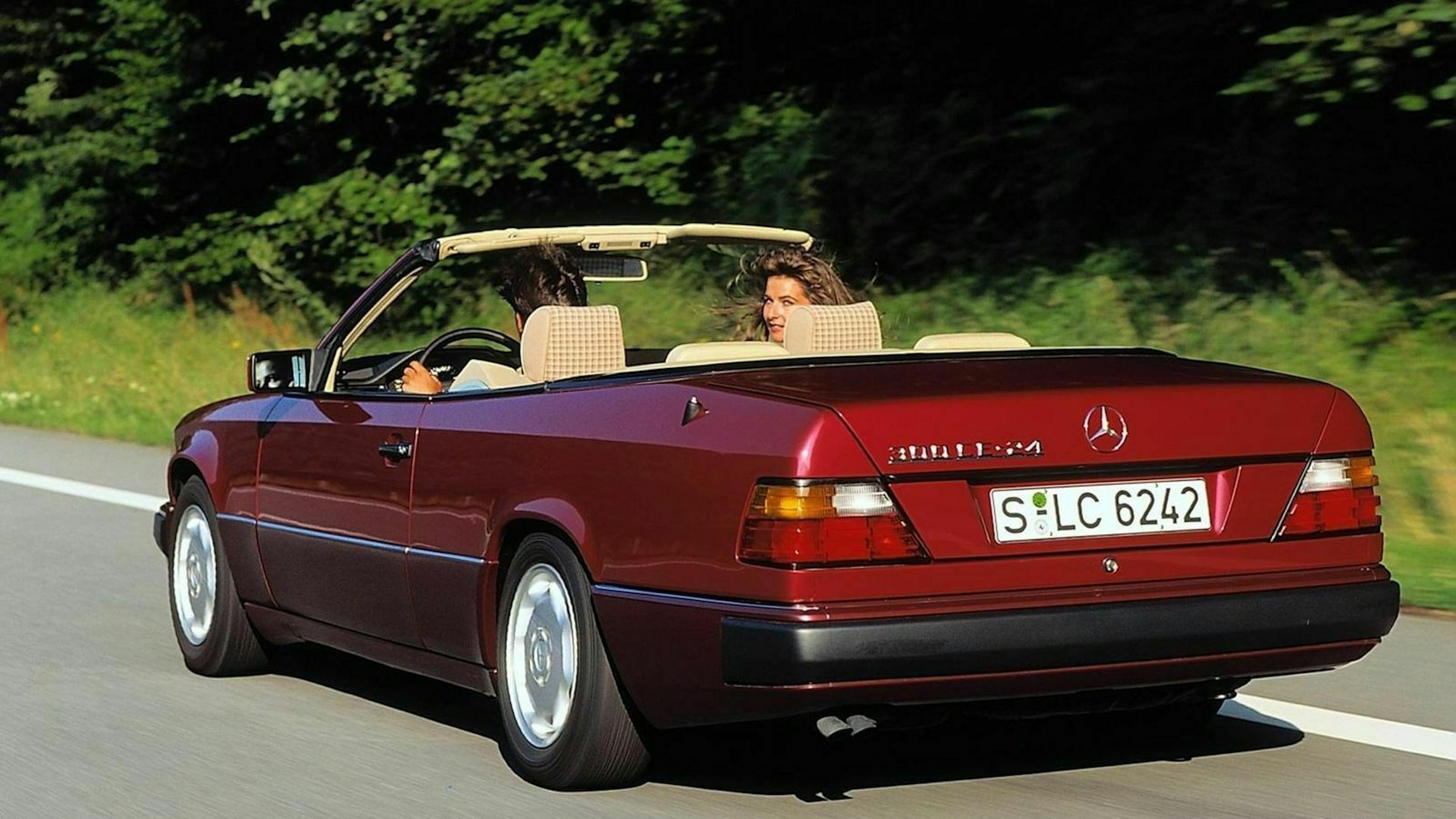 Der Mercedes 300 CE-24 als Cabrio von schräg hinten