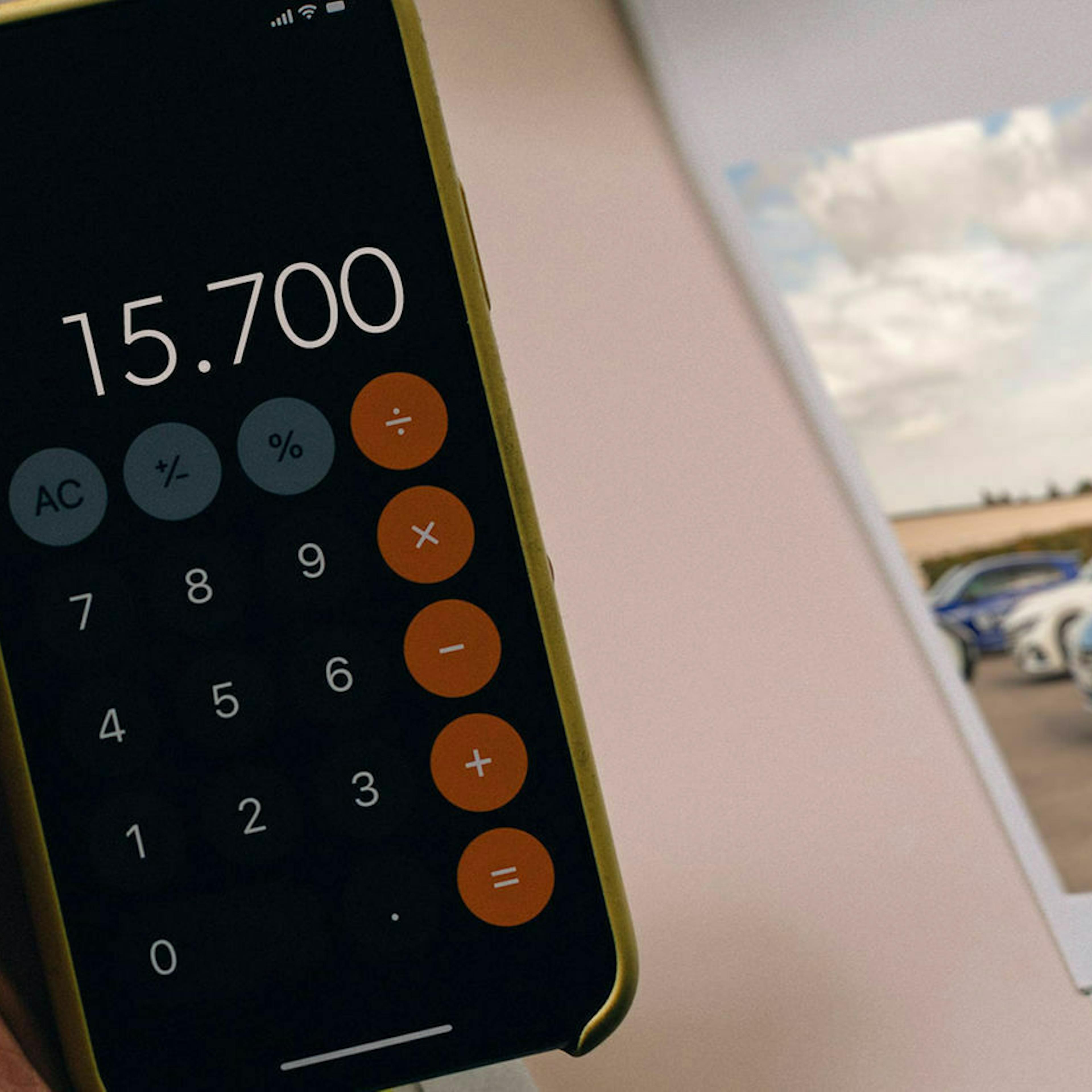 Das Bild zeigt einen Taschenrechner zum Berechnen einer Autofinanzierung