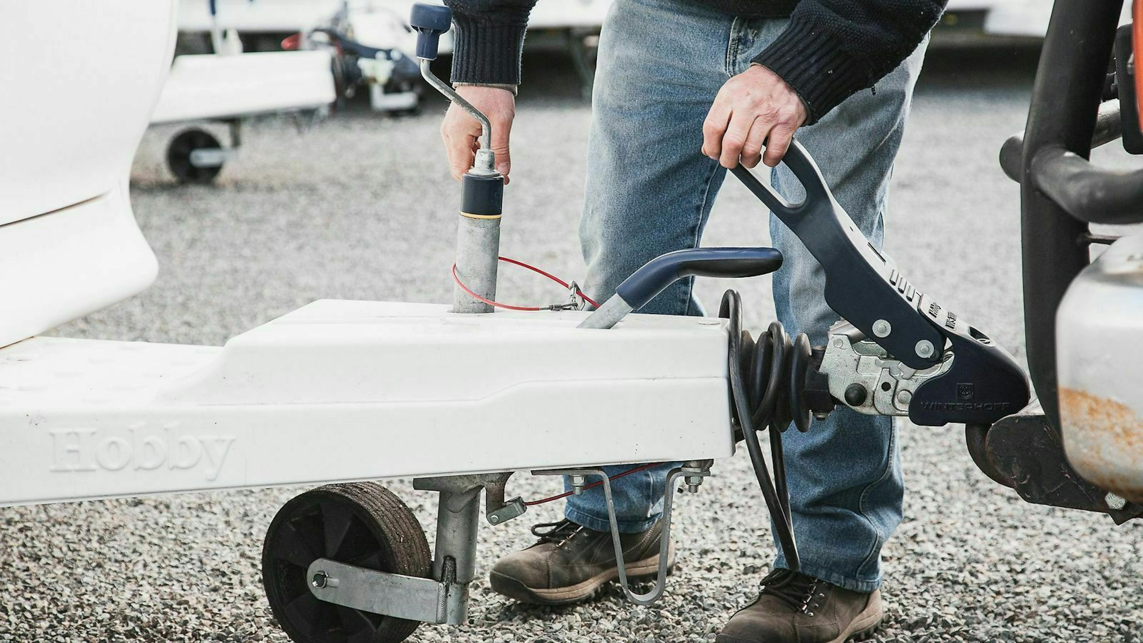 Bevor du Hilfssysteme nachrüstest, solltest du überprüfen, wie deine Anhängerkupplung auf die Systeme reagiert.