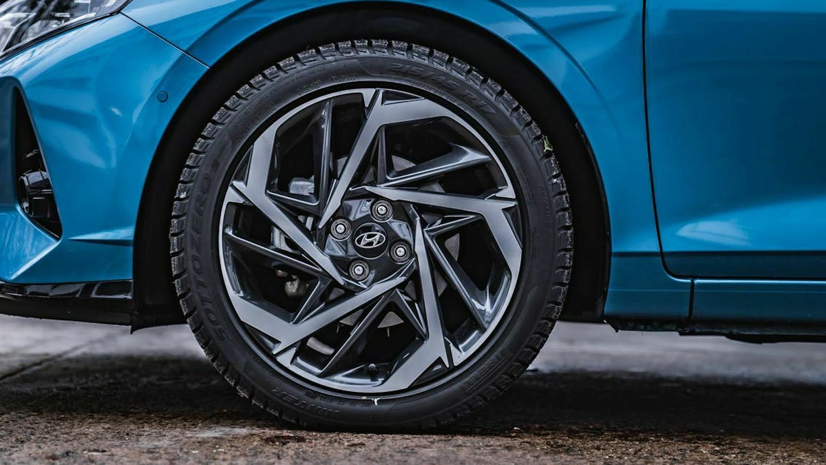 Zu sehen ist ein Rad des Hyundai i20 2020
