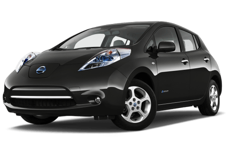 Schwarzes Elektroauto mit runden Scheinwerfern und silbernen Felgen, seitlich von vorne fotografiert.