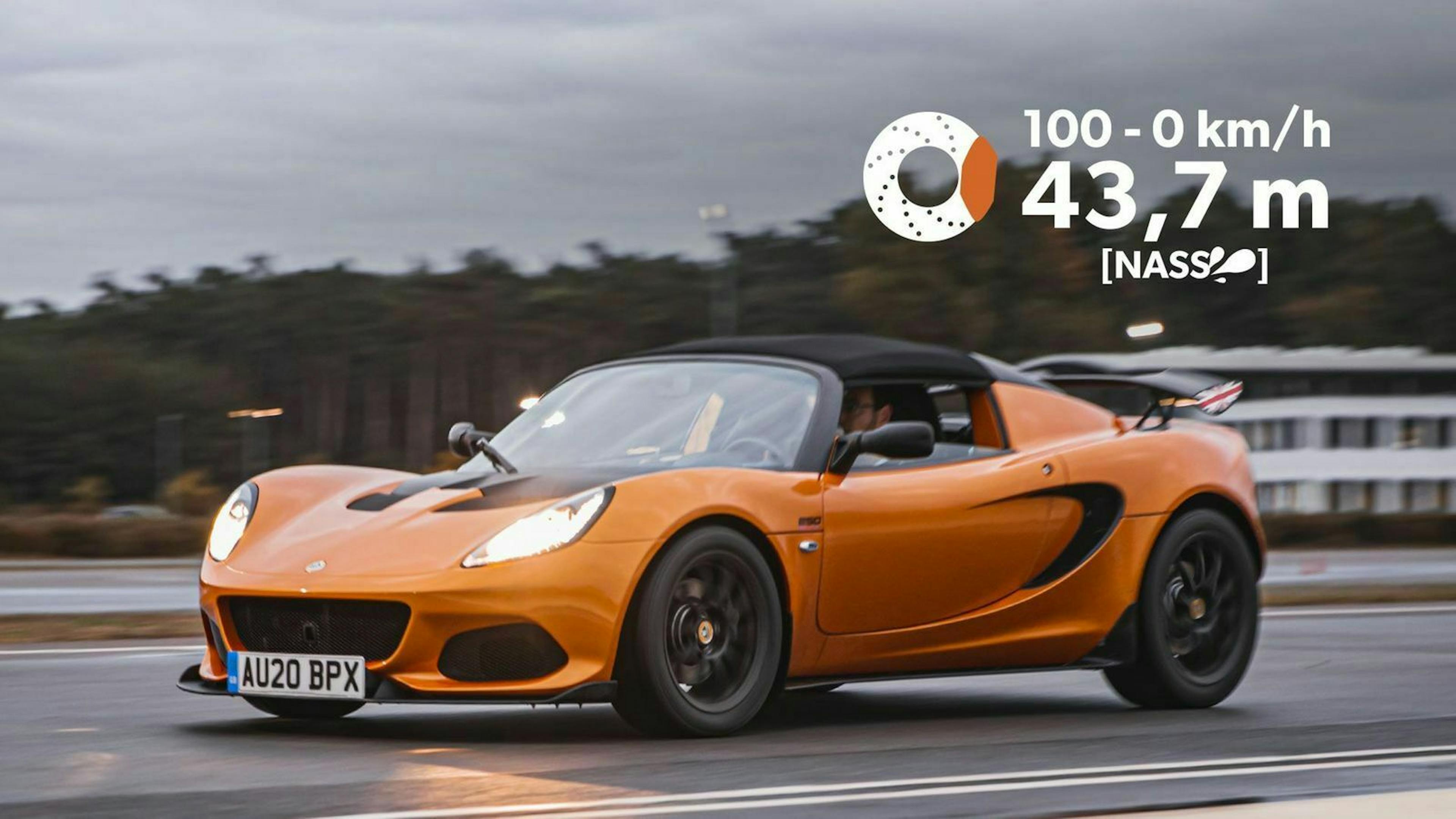 Zu sehen ist der Lotus Elise von vorne, fahrend