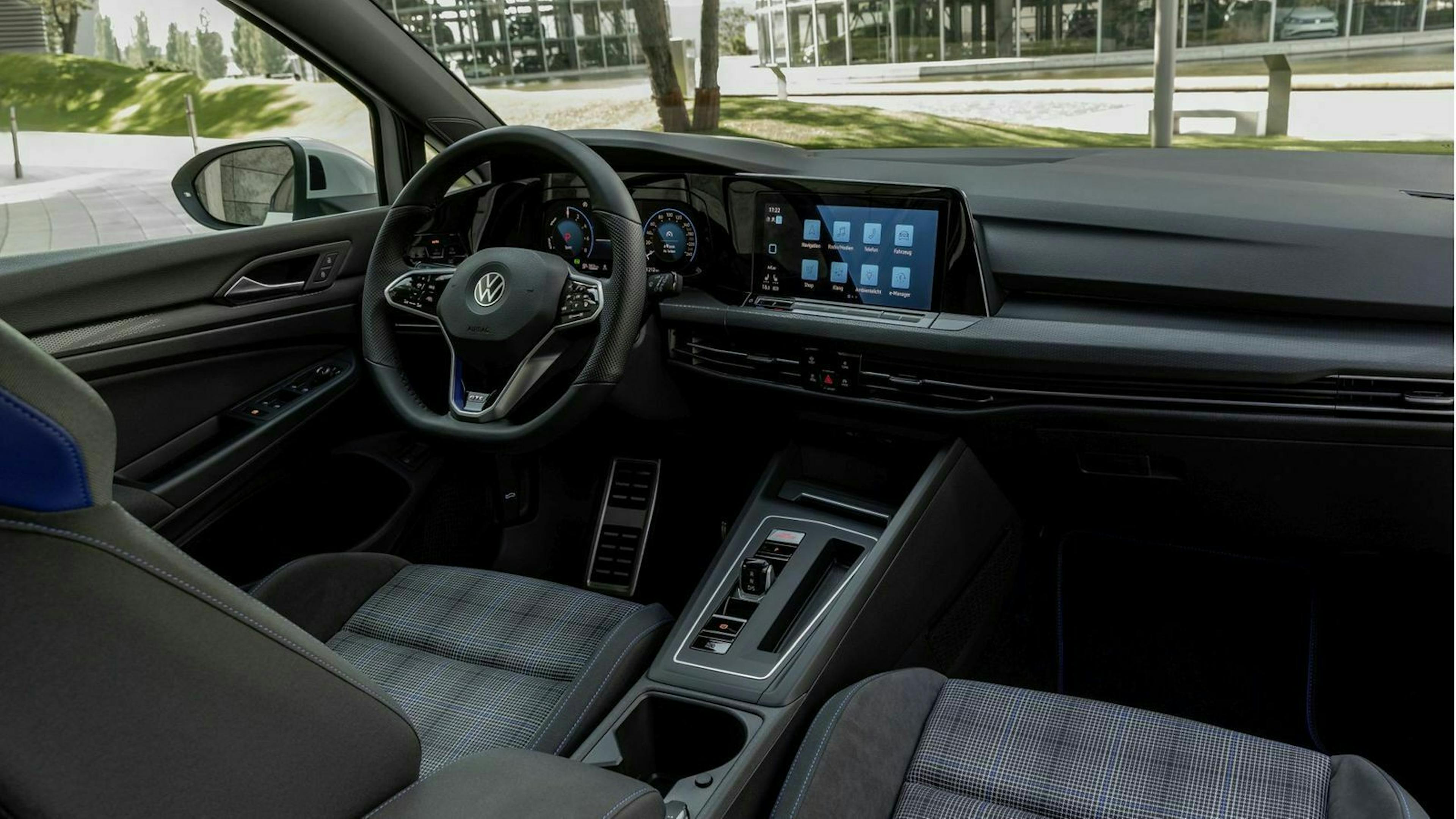 VW Golf 8 GTE mit Sicht auf Vordersitze, Mittelkonsole, Bildschirm und Lenkrad