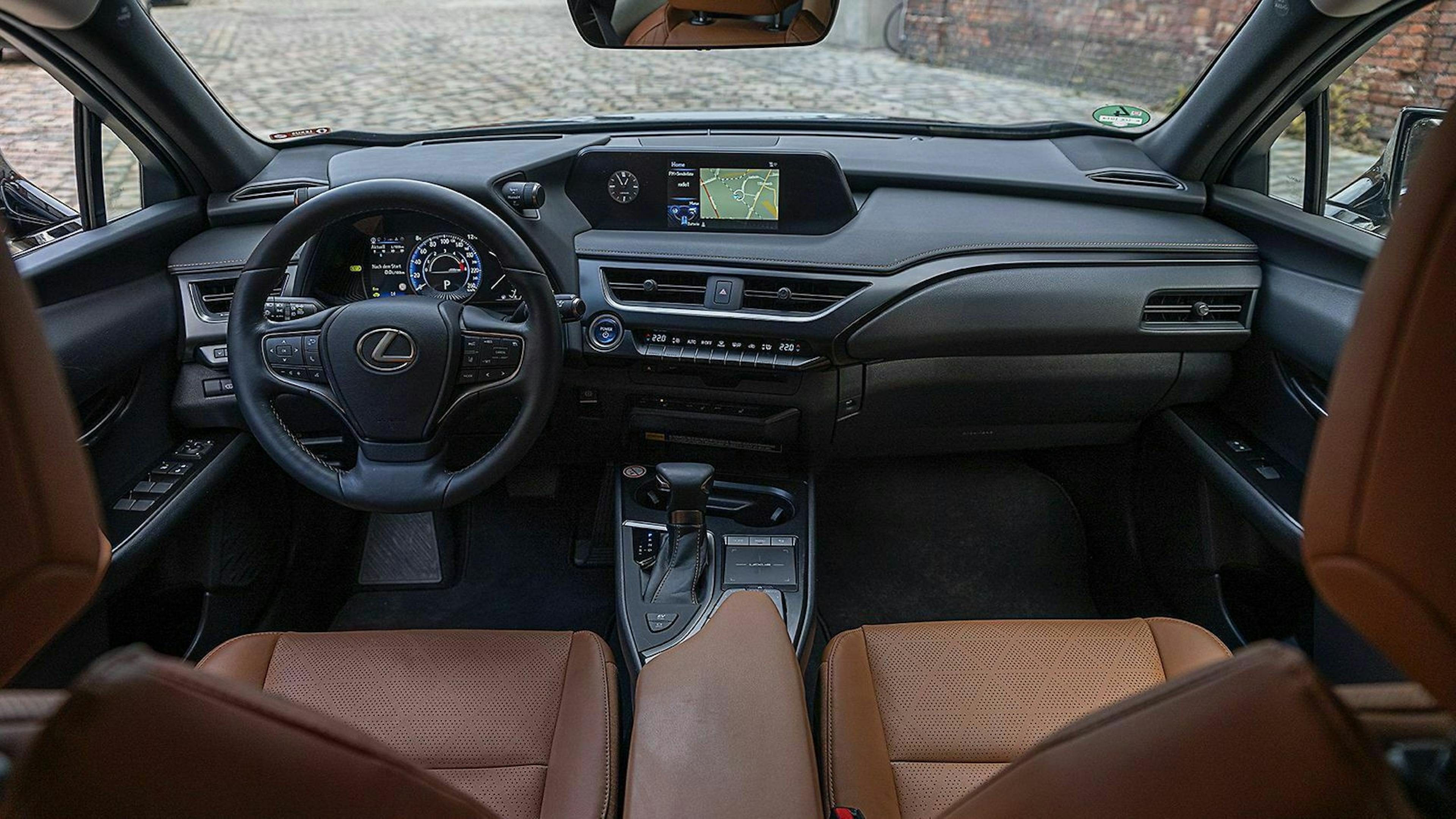Lexus UX Blick auf das Cockpit von der Rückbank