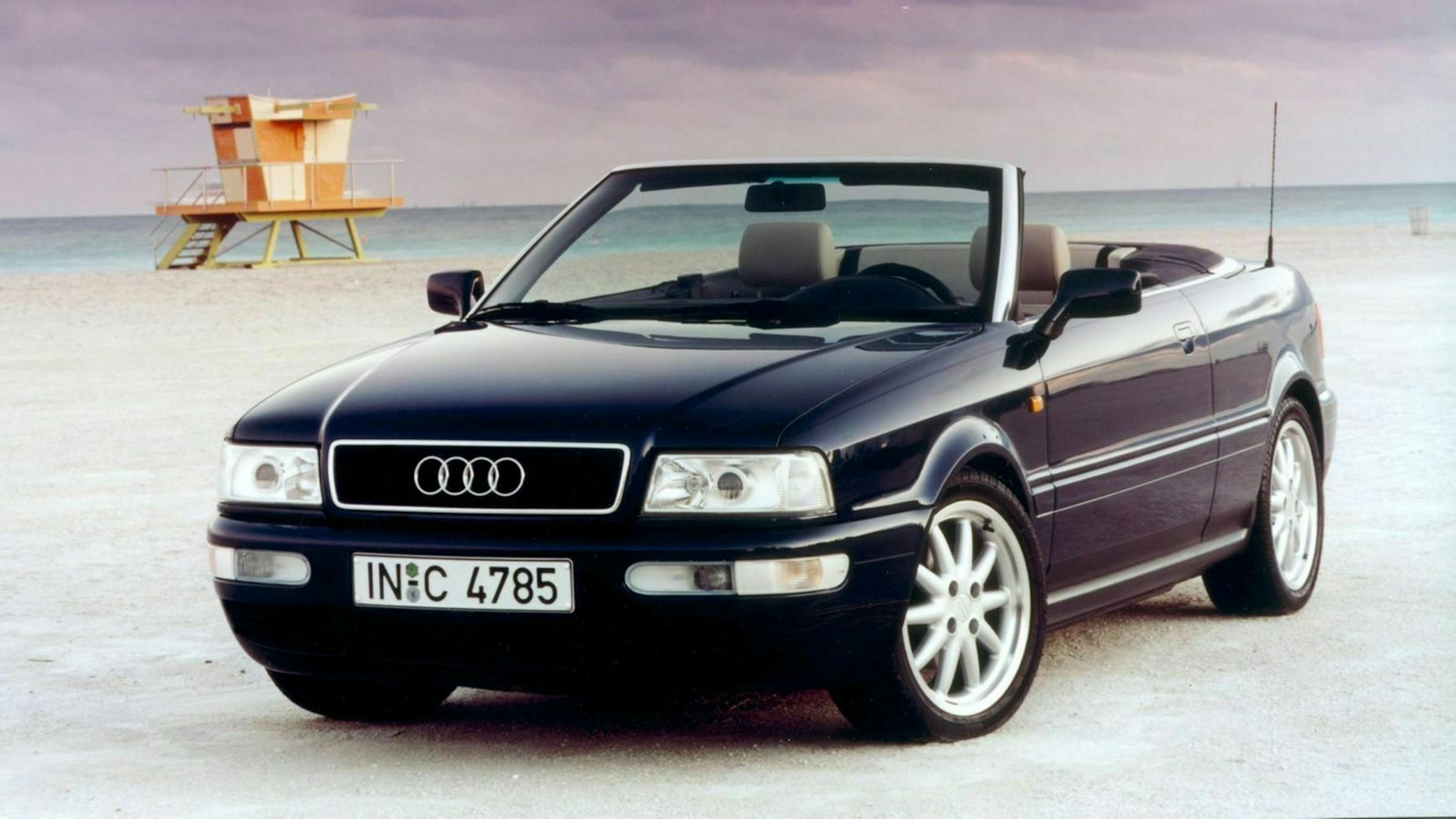 Der Audi Cabriolet in Frontansicht an einem Strand