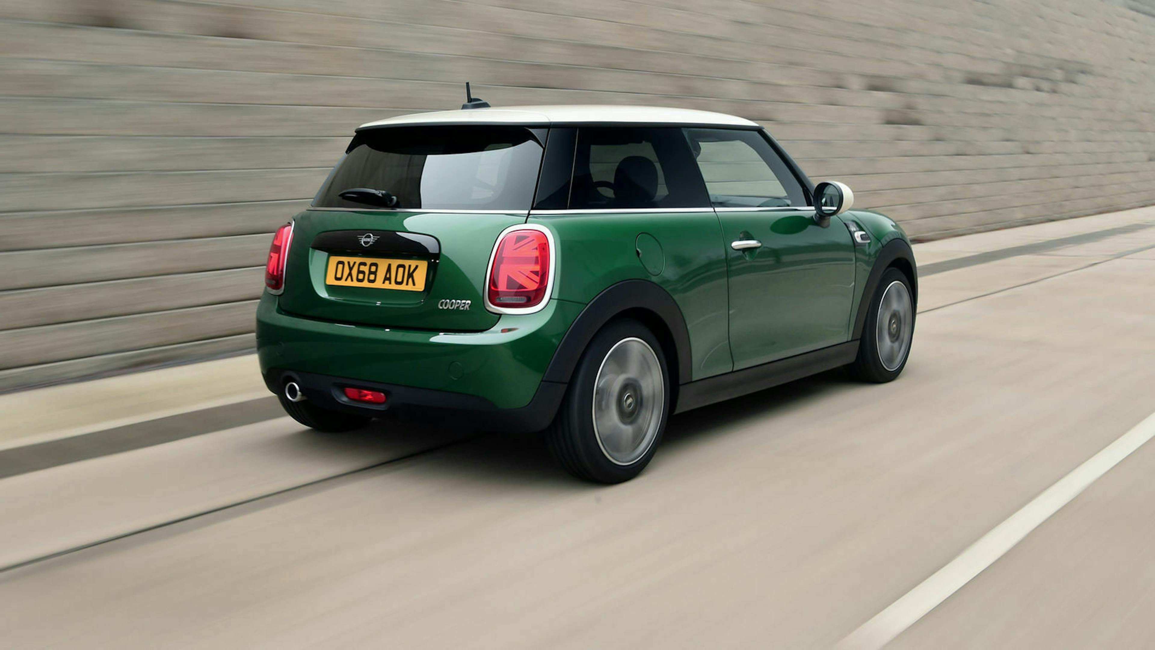 Zu sehen ist der Mini Cooper von hinten, fahrend