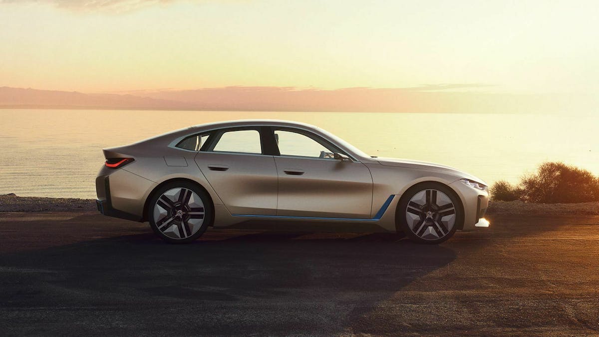 Zu sehen ist der BMW Concept i4 in seitlicher Position