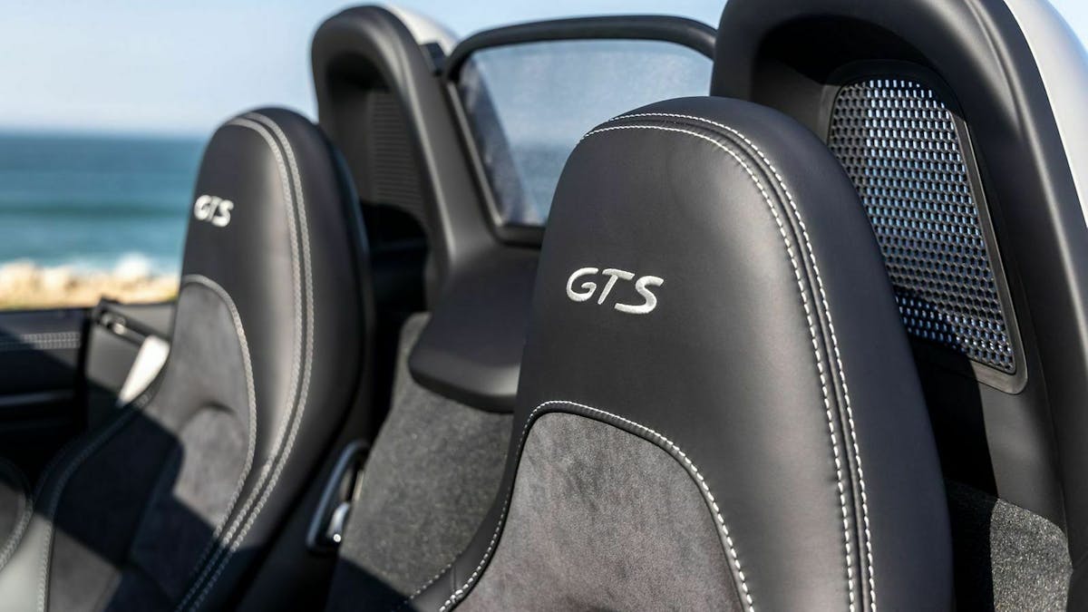 Zu sehen ist die GTS Sportsitze des  Porsche 718 GTS 4.0 Boxster