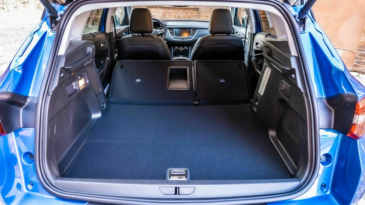 Opel Grandland X Hybrid4 Kofferraum mit umgeklappter Rückbank