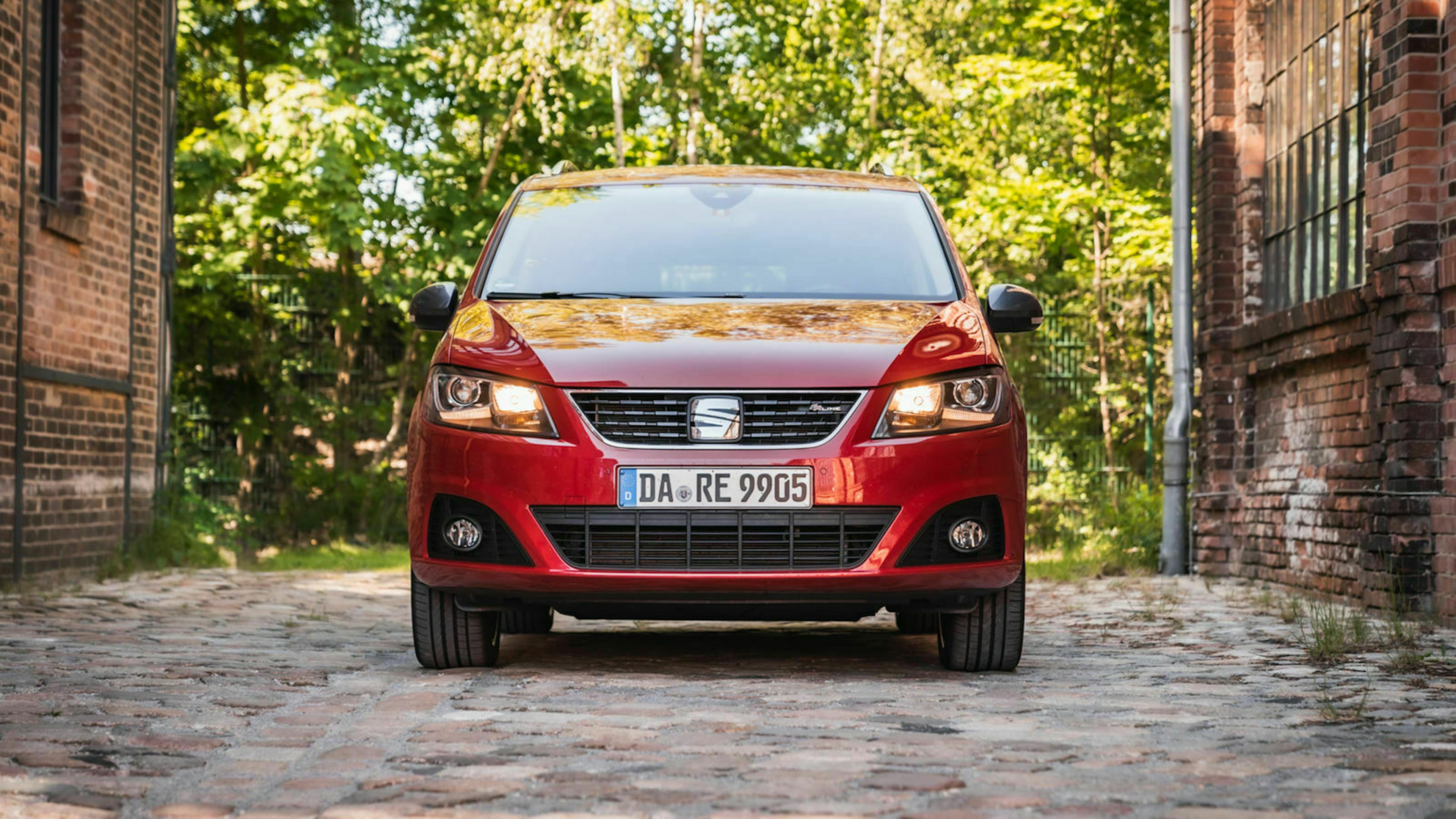 Zu sehen ist die Front des Seat Alhambra