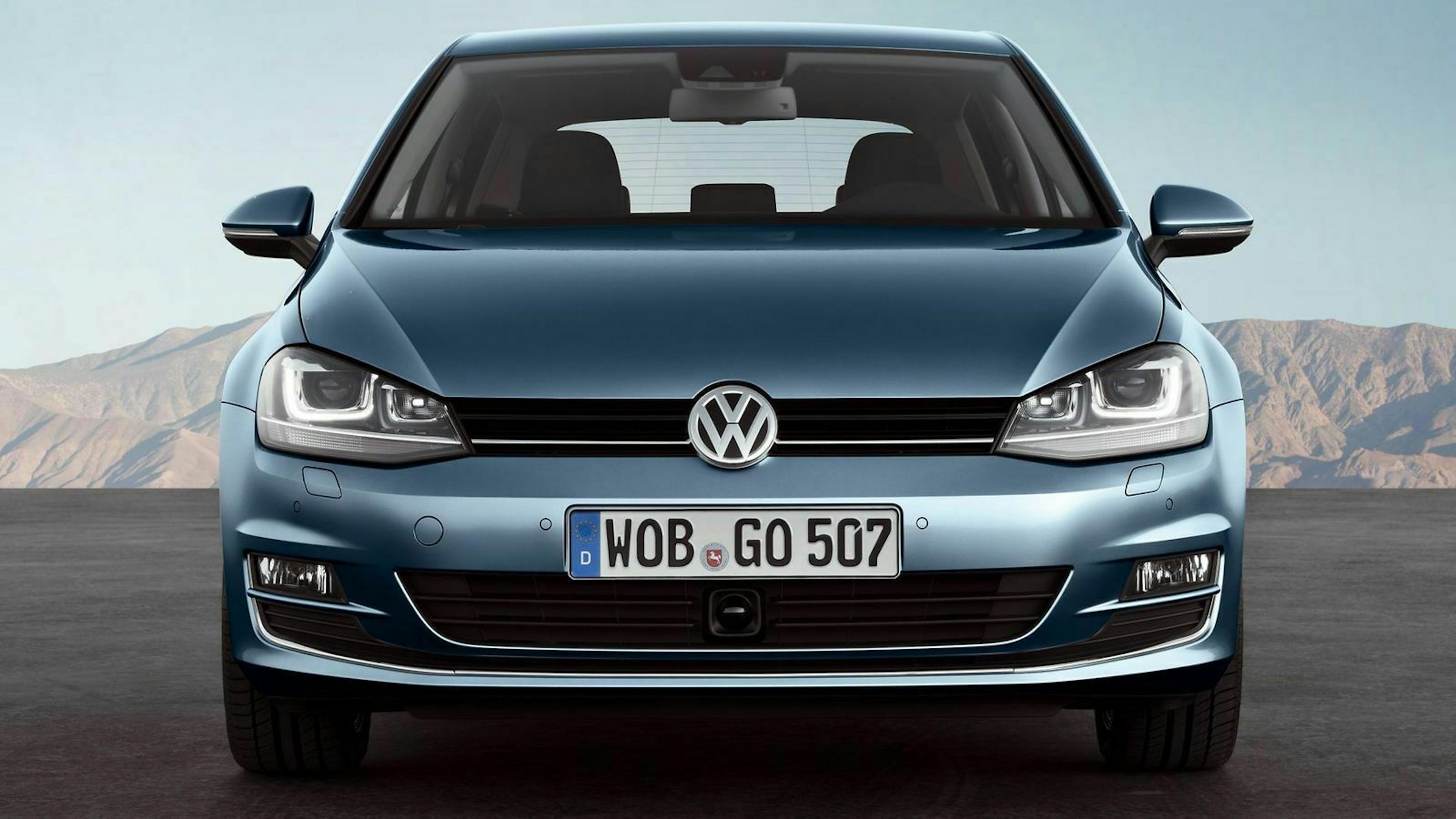 Zu sehen ist die Front des VW Golf 7 