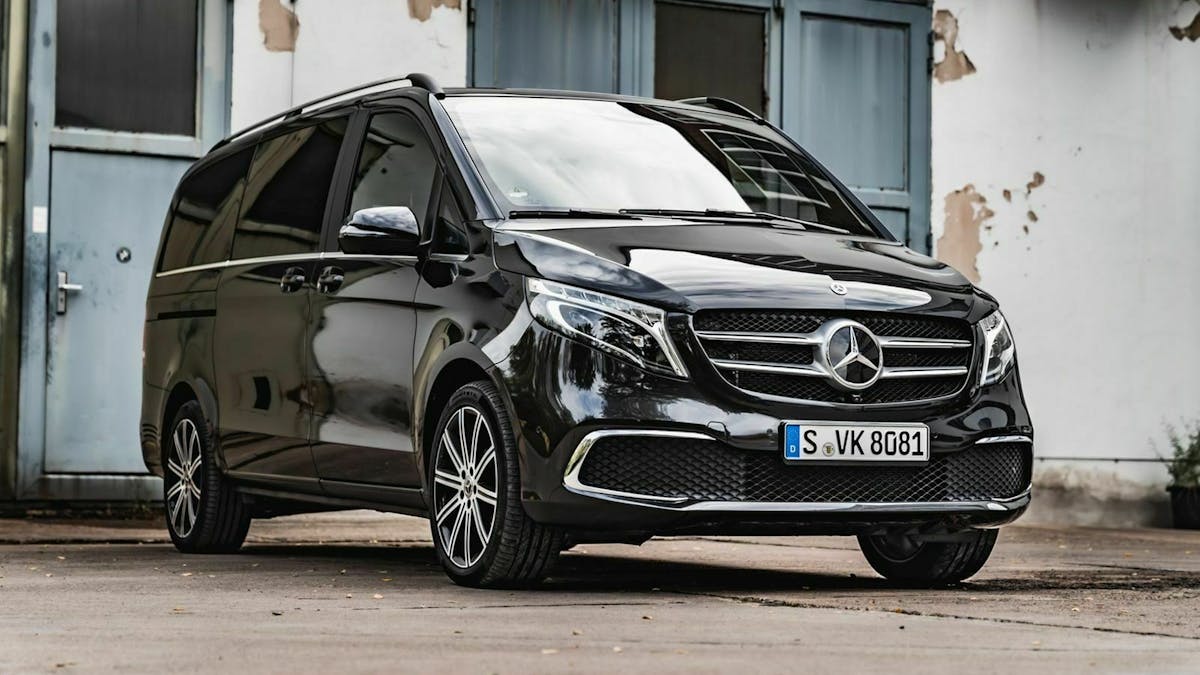 Zu sehen ist der Mercedes V300d von vorne, stehend