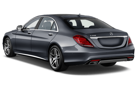 Dunkelgrauer Luxuslimousine, von schräg hinten fotografiert, mit glänzenden Felgen und markantem Heckdesign.