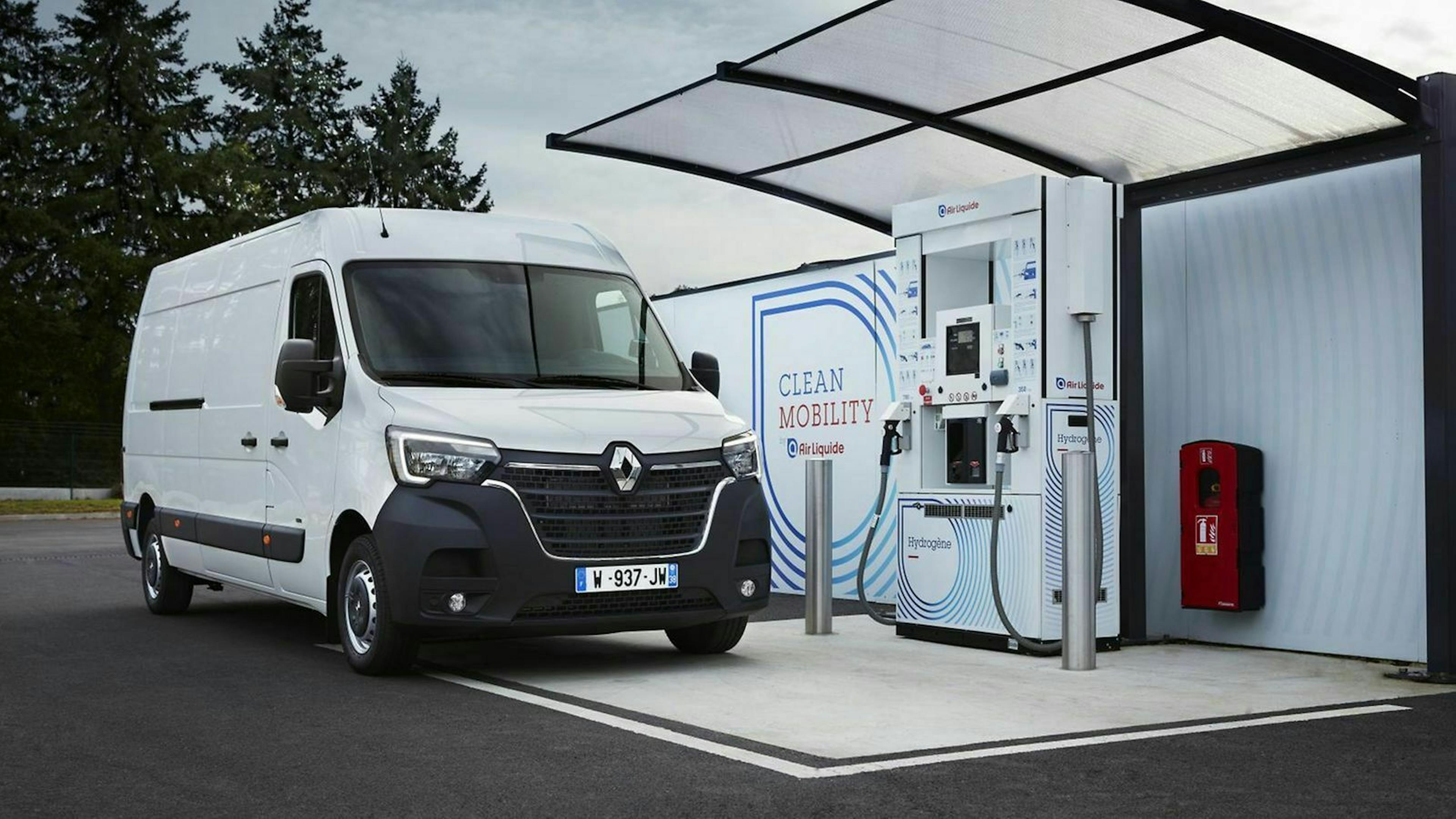 Der E-Akku des Renault Master Z.E. Hydrogen kann optional an einer Ladesäule aufgeladen werden