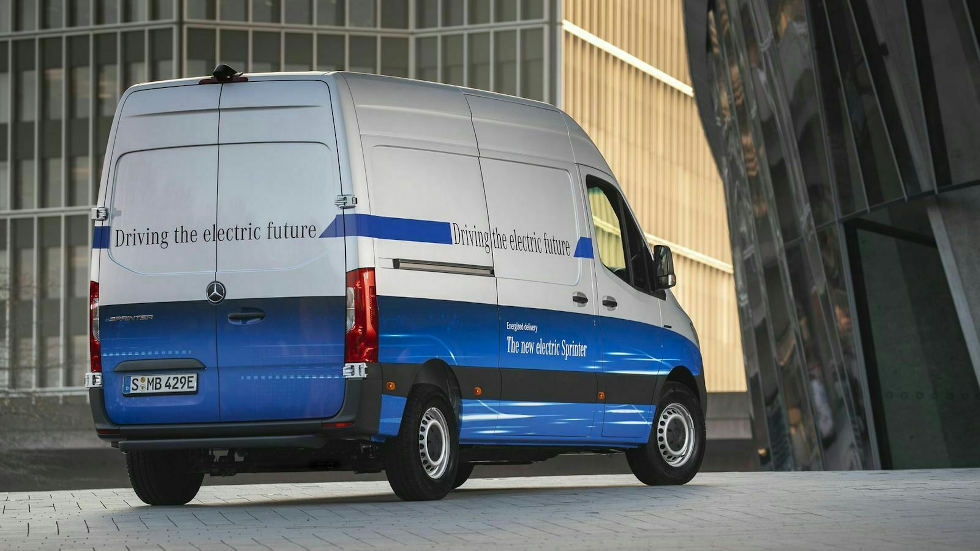Mercedes eSprinter in der Heckansicht, stehend