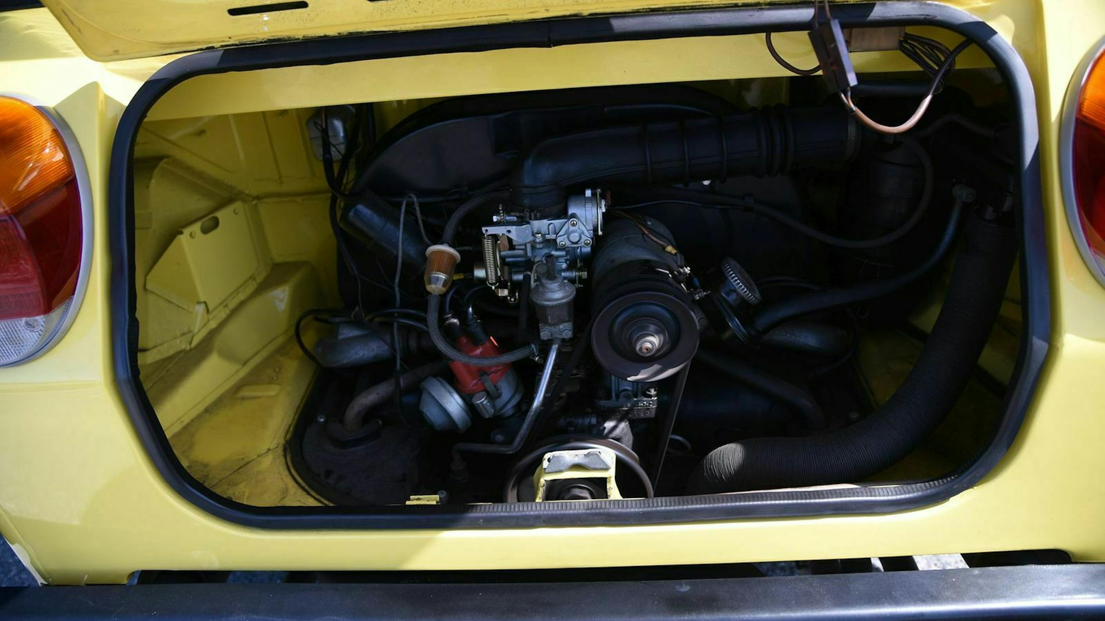Blick in den Motorraum des VW Typ 181