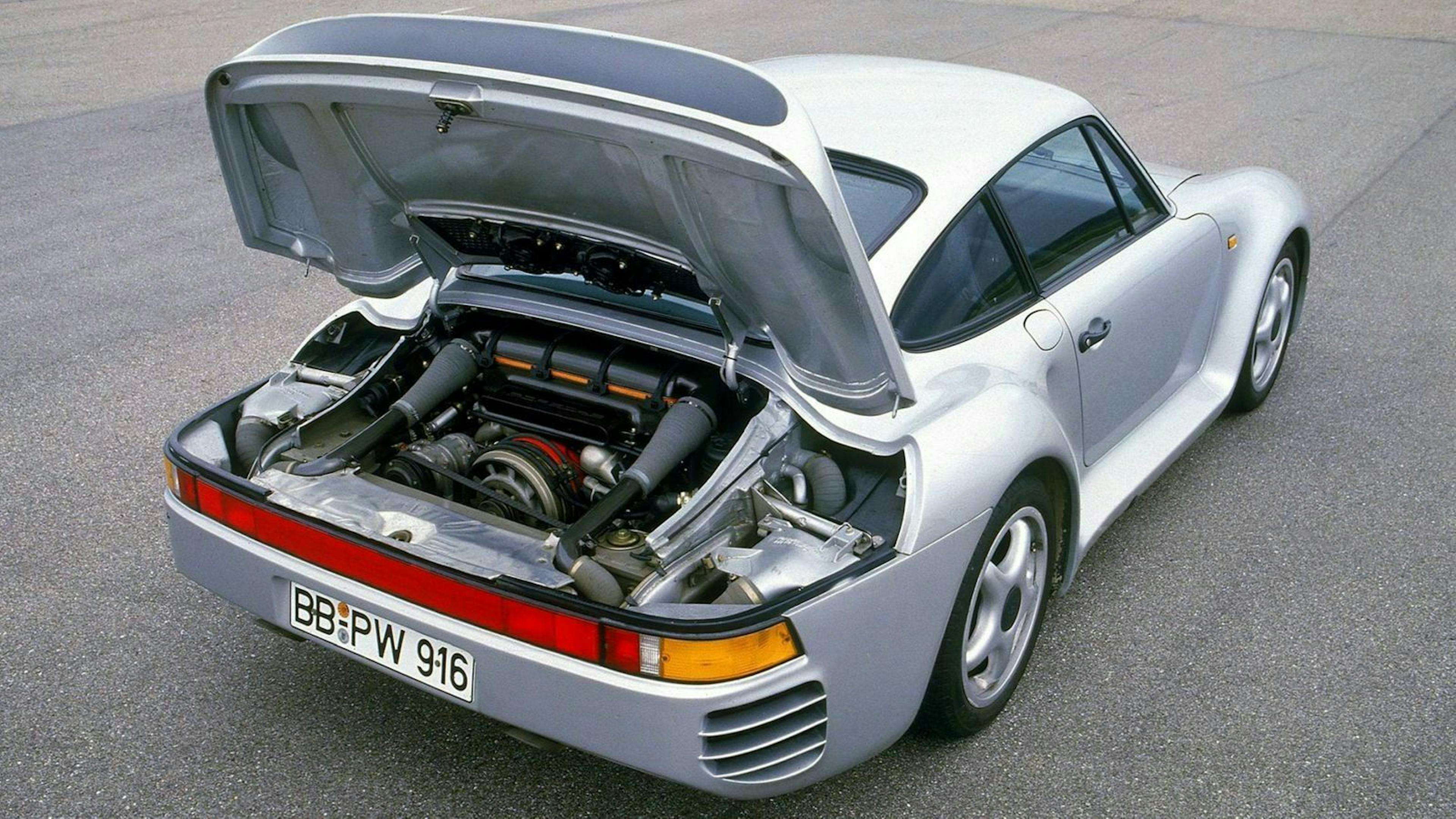 Zu sehen ist der Motor des Porsche 959 