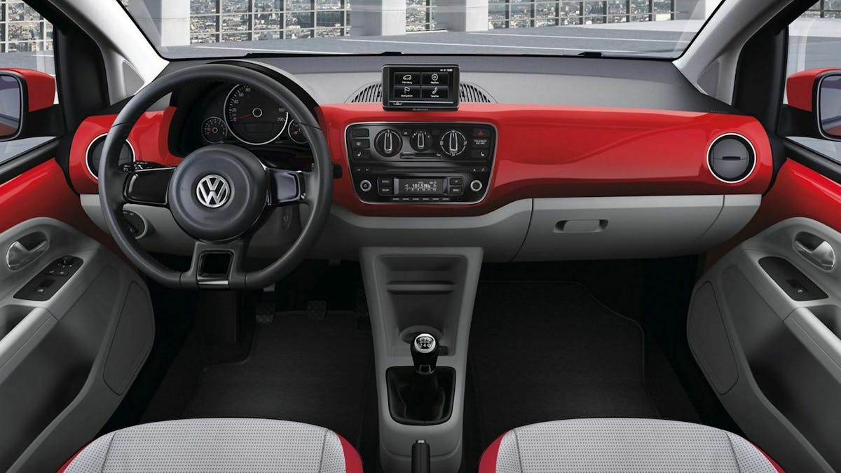 Innenansicht des VW Up mit Blick auf das Cockpit