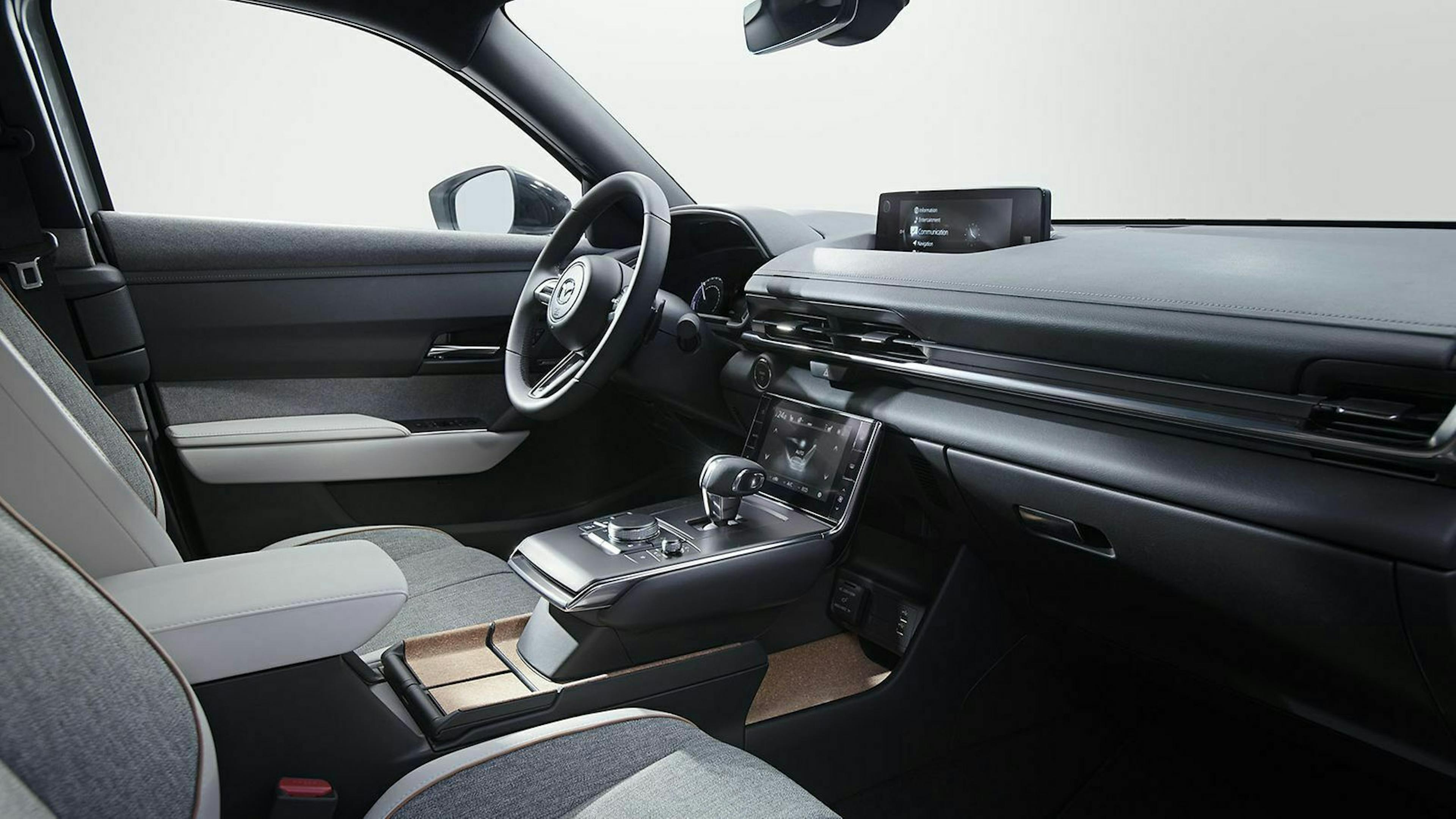 Das Cockpit wirkt reduziert und aufgeräumt. Das Infotainment wird weiterhin per Dreh-Drück-Steller auf der Mittelkonsole bedient