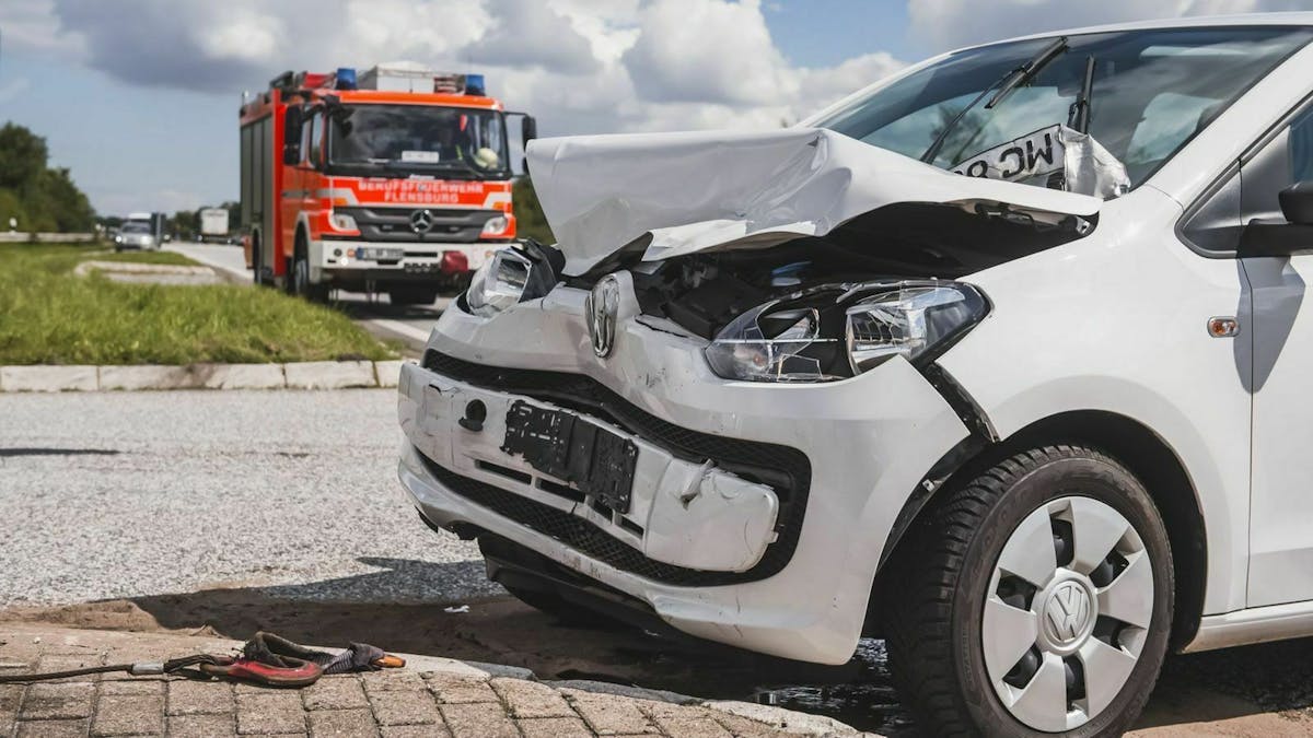 Unfallauto mit Rettungswagen im Bild 