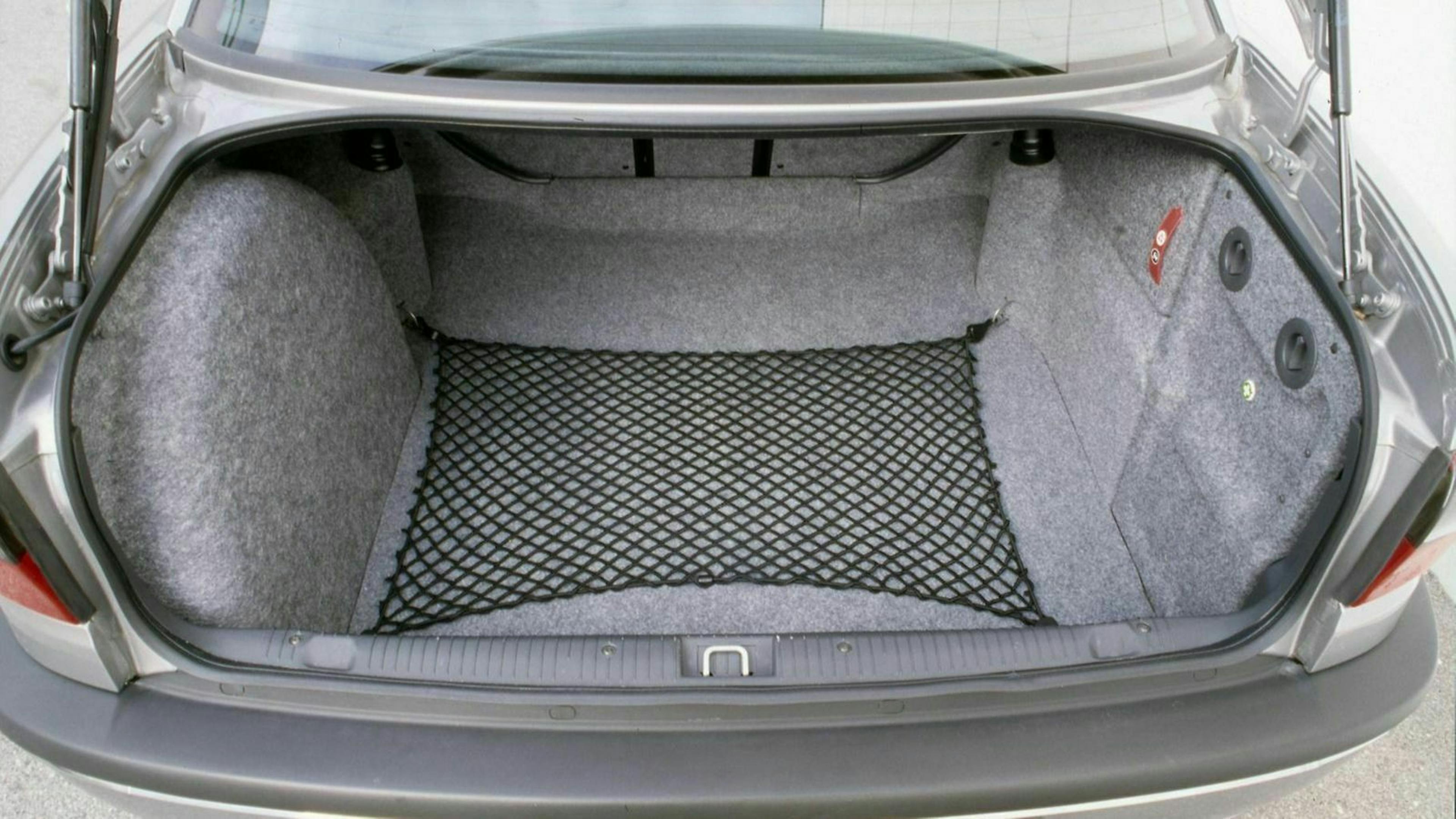 Opel Omega B bei geöffneter Kofferraumklappe