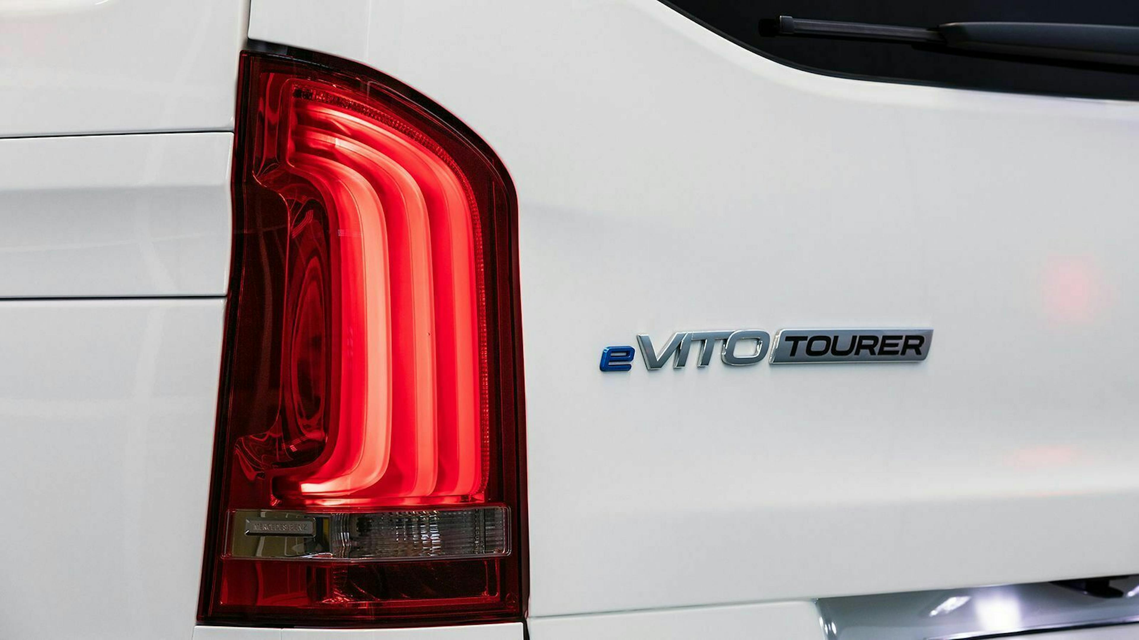 Mercedes-Benz Vito Detailaufnahme des eVito Tourer Emblems
