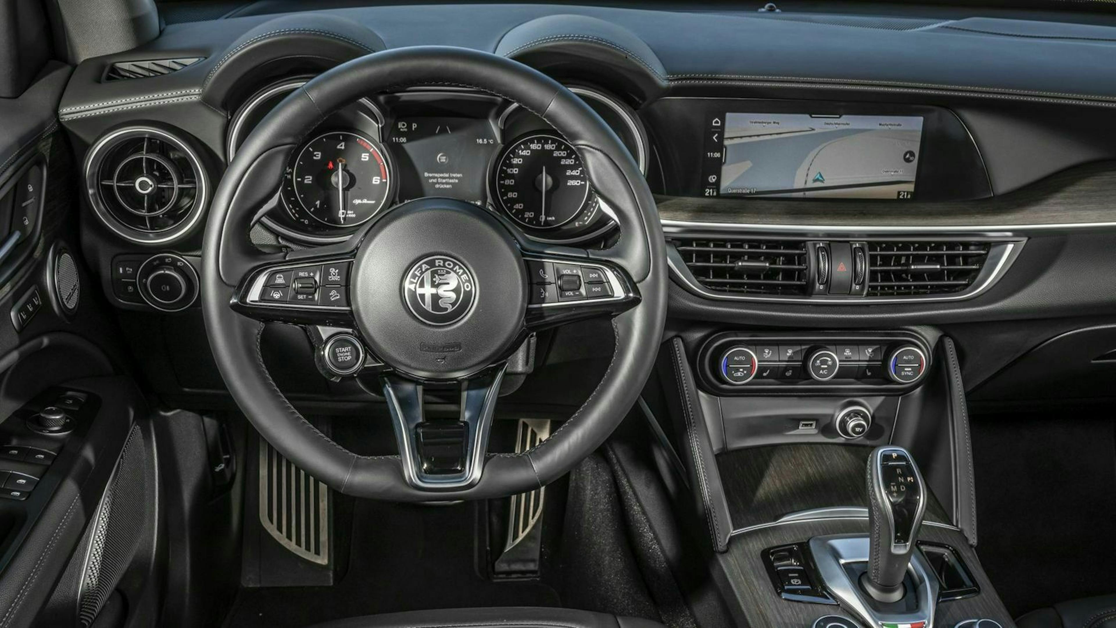 Zu sehen ist das Cockpit des Alfa Romeo Stelvio 