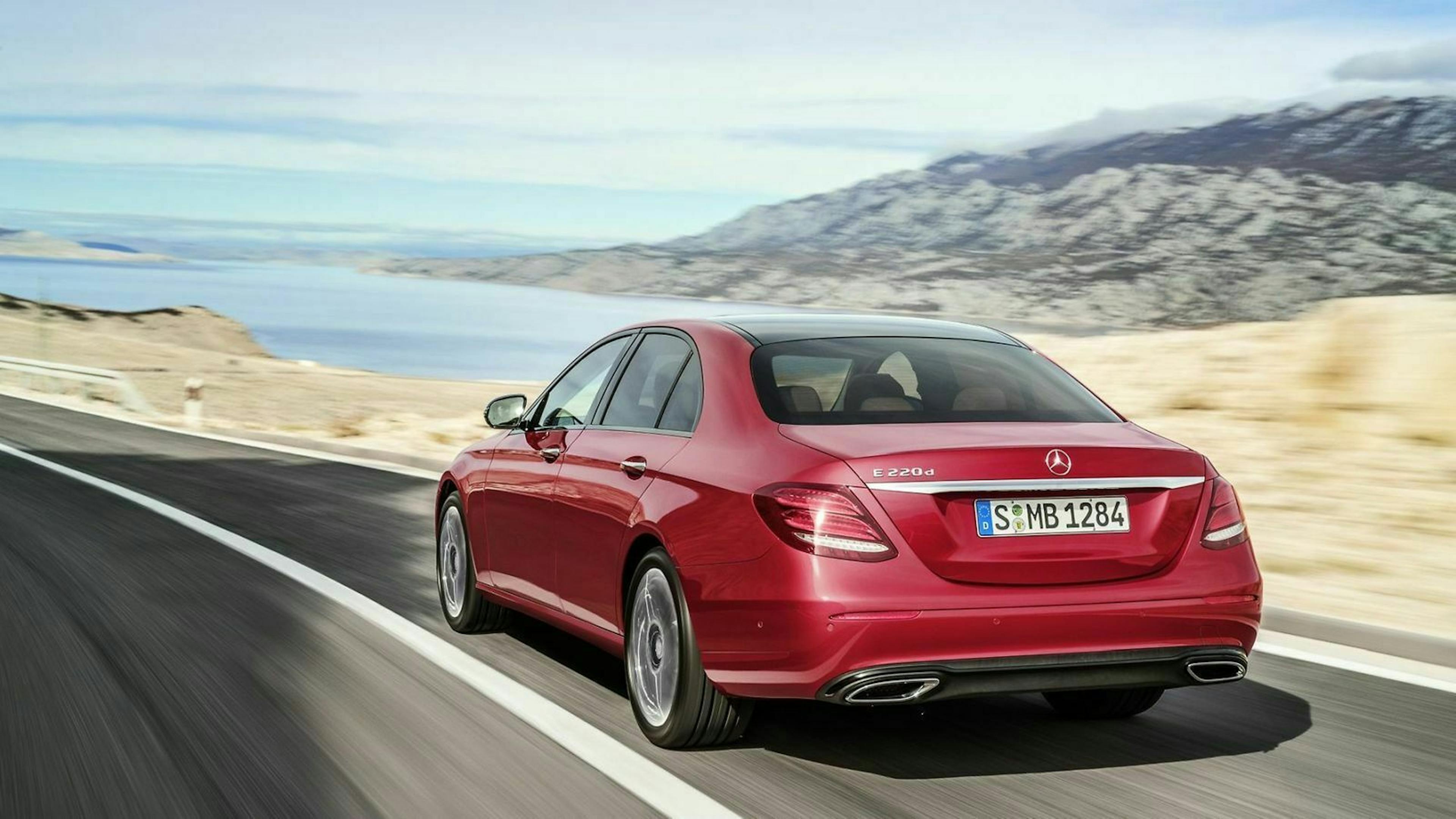 Zu sehen ist die Mercedes E-Klasse 220d von hinten, fahrend