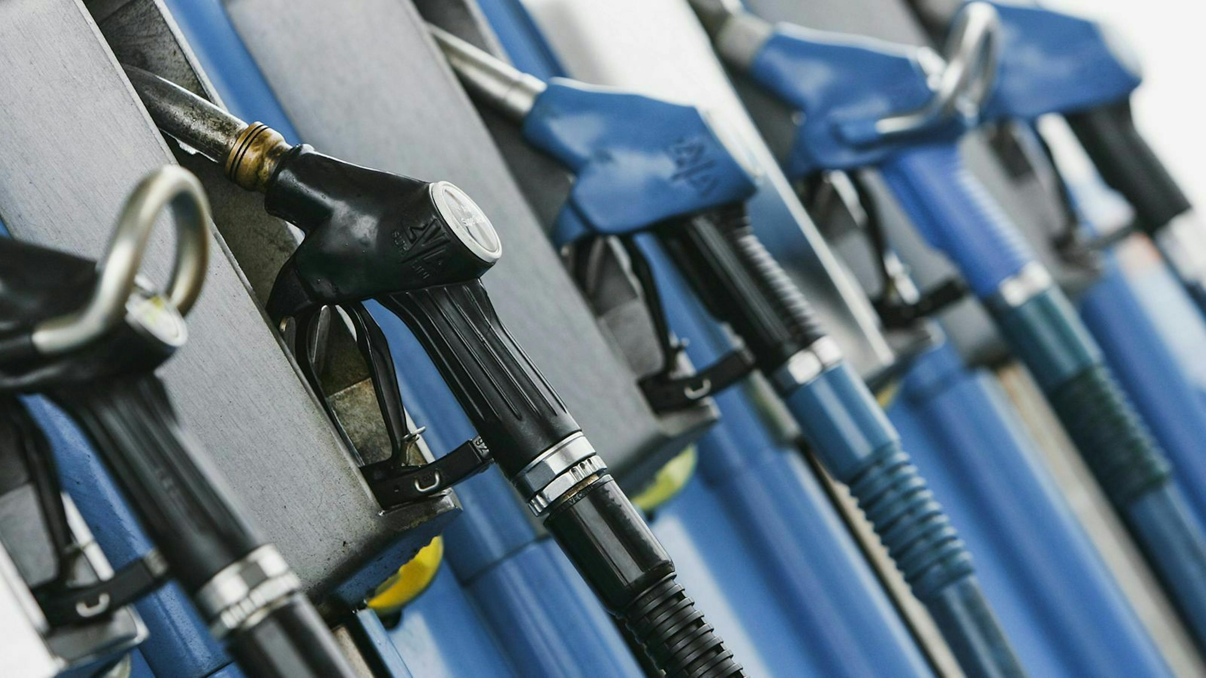 Um beim Tanken zu sparen, solltest du Marken- und Autobahntankstellen möglichst vermeiden.