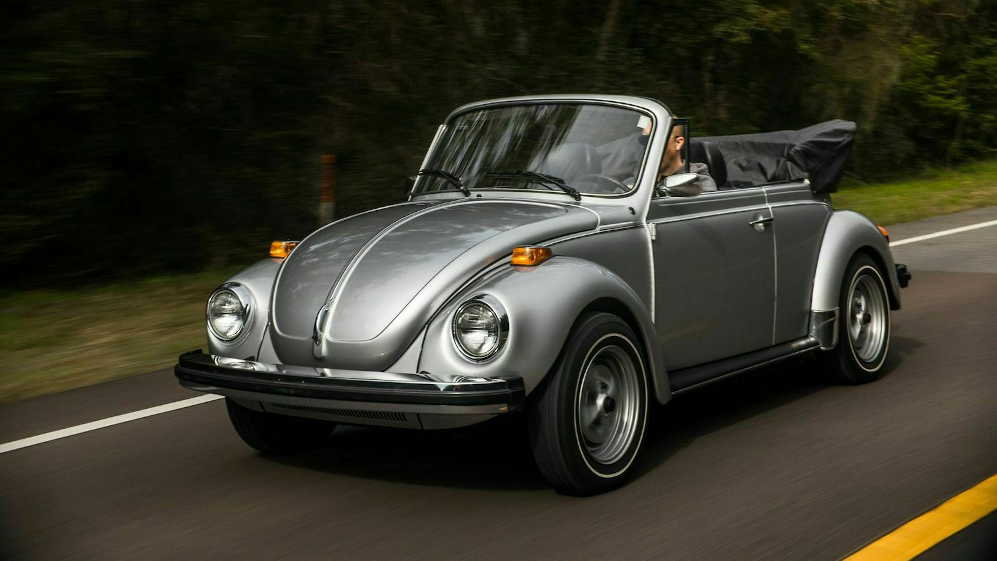 Zu sehen ist der VW Super Beetle Convertible, fahrend