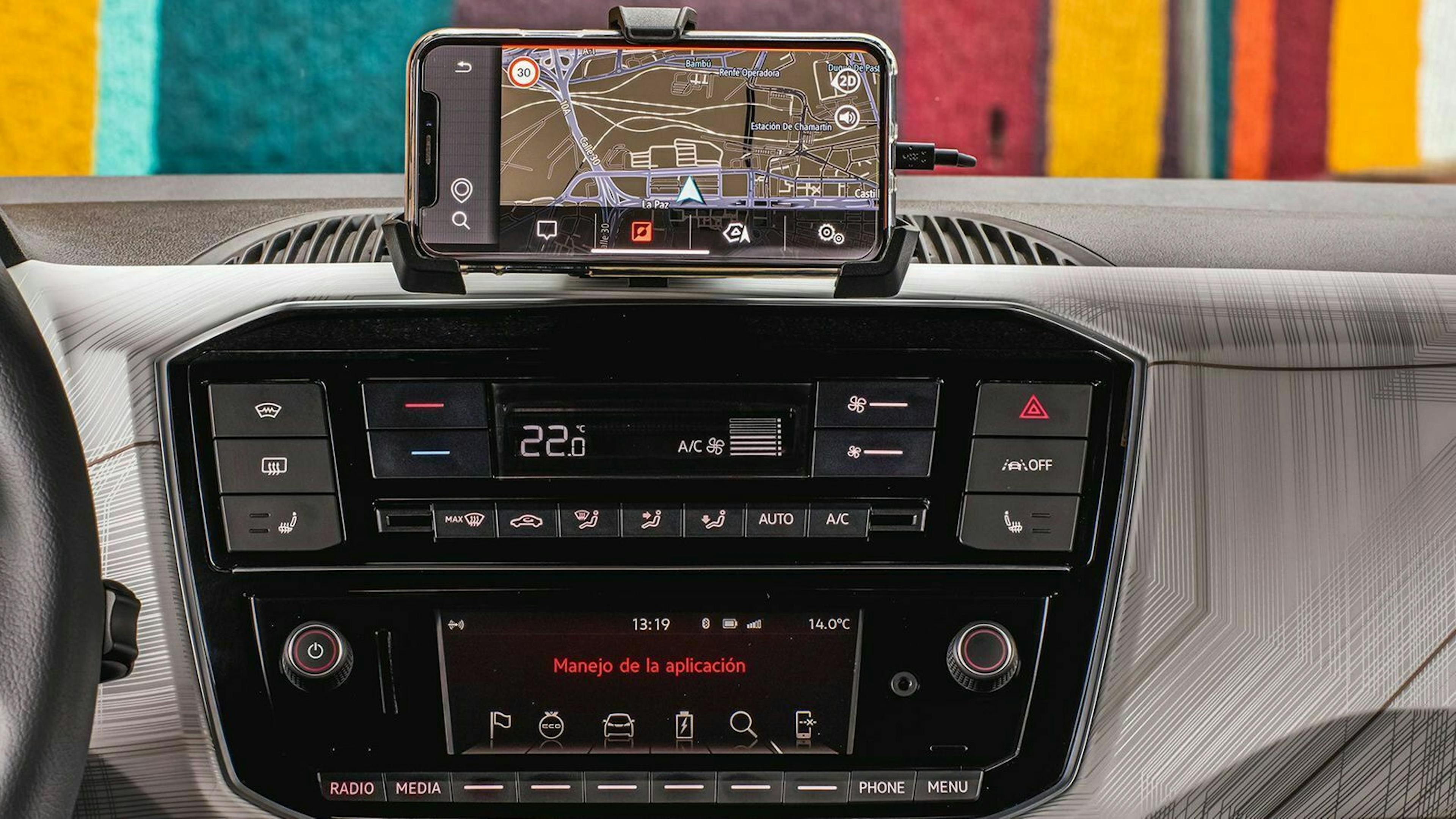 Nahaufnahme auf ein Handy mit Navigation 