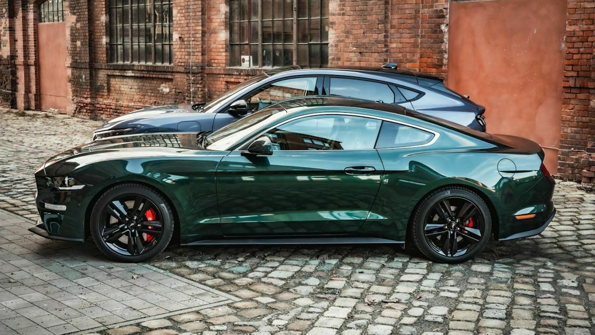 Zu sehen sind der Ford Mustang Mach-E und der Ford Mustang Mach-E in seitlicher Position