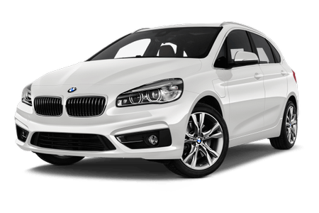 Weißer BMW-Kompaktwagen mit modernen Scheinwerfern, vorwärts gerichtet und leicht nach links gedreht, auf weißem Hintergrund.