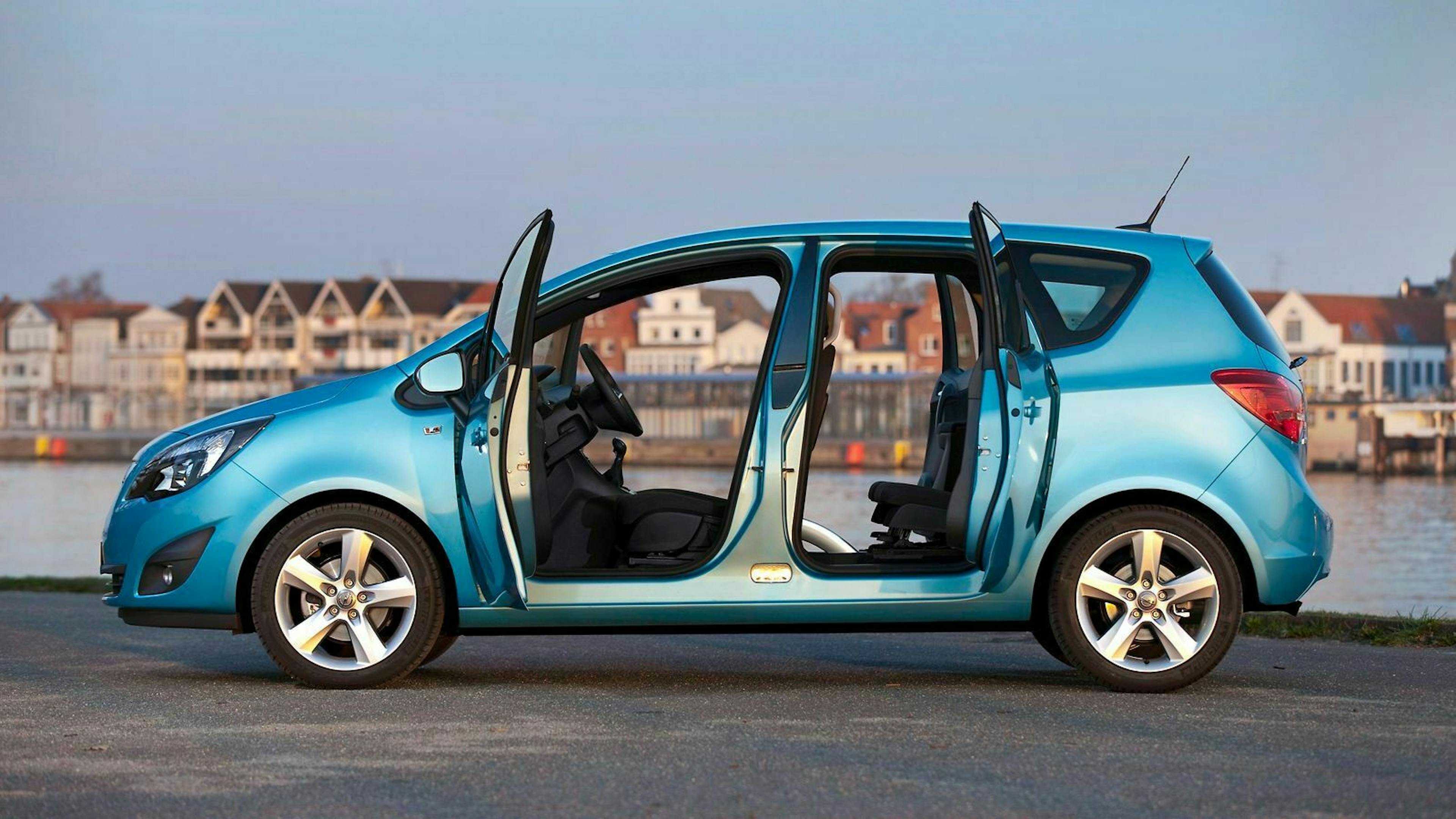 Opel Meriva in der Seitenansicht, stehend mit geöffneten Türen