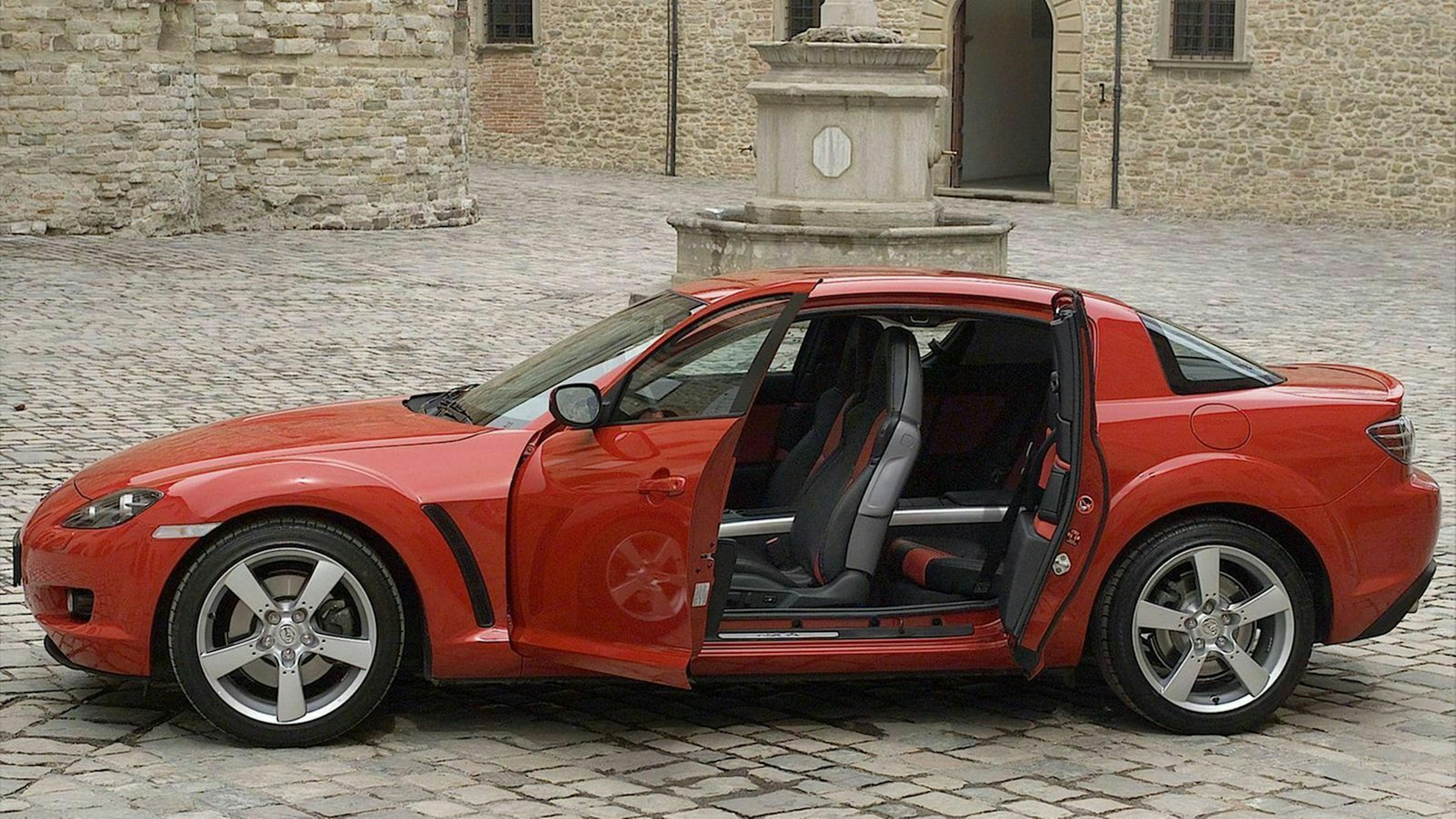 Mazda RX-8 in Seitenansicht mit offenen Türen