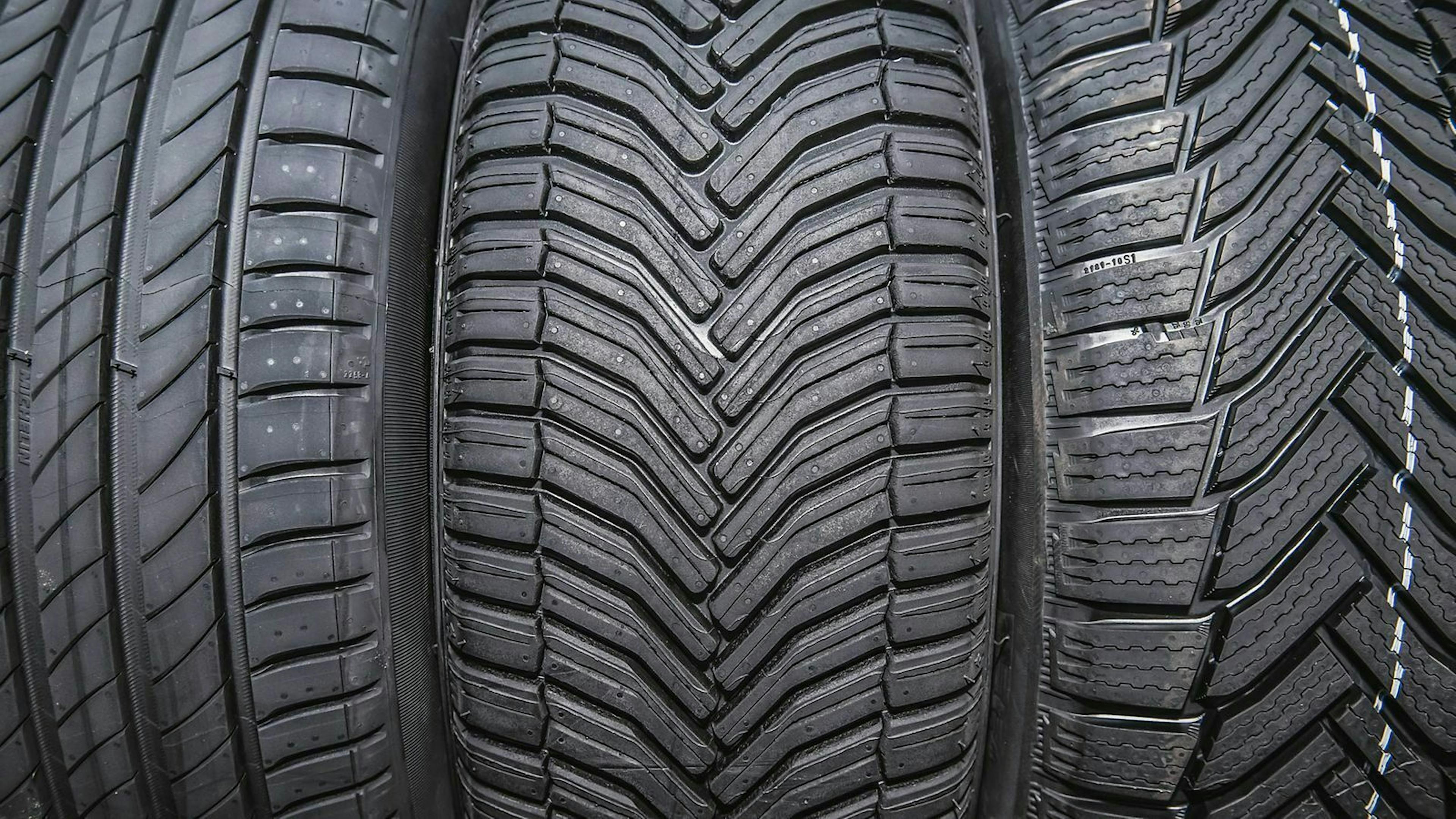 Der Ganzjahresreifen in der Mitte zeigt einen Kompromiss aus Sommer- (links) und Winterpneu (rechts).