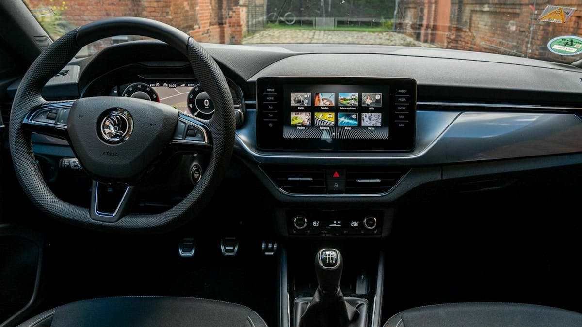 Zu sehen ist das Cockpit des Skoda Kamiq