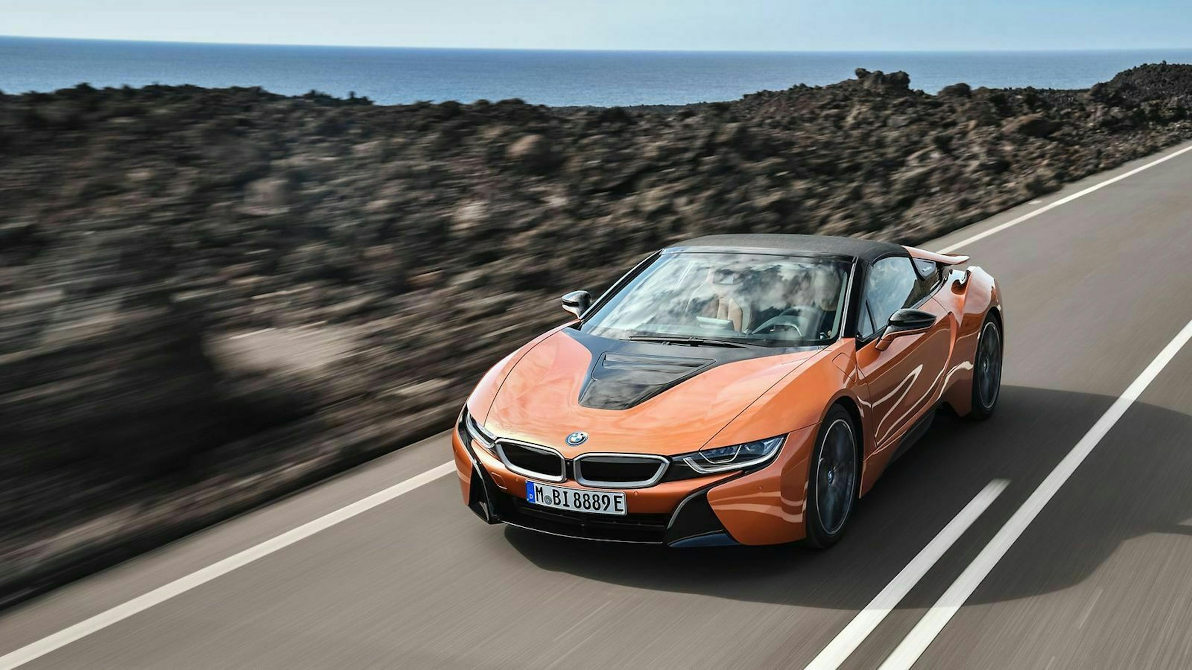BMW i8 Roadster in der Frontansicht, fahrendd