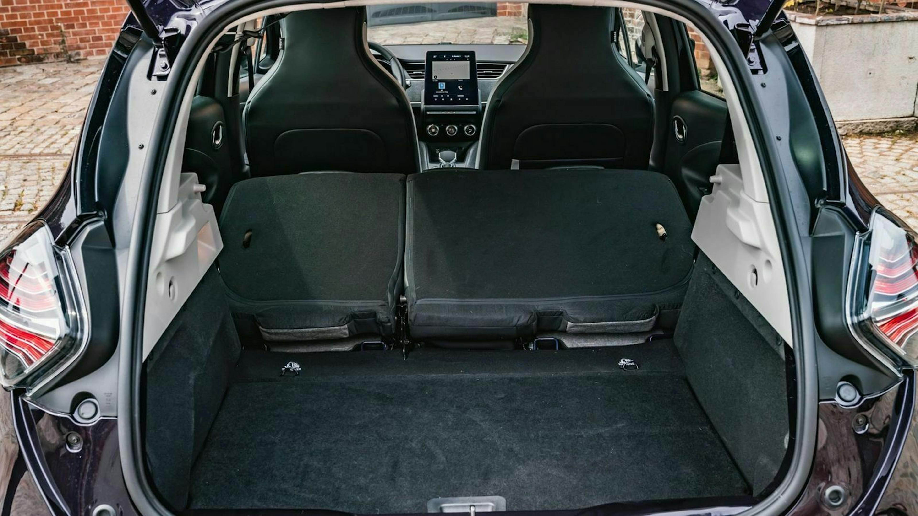 Der Kofferraum des Renault Zoe mit heruntergeklappten Hintersitzen