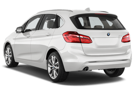 Weißer BMW 2er Active Tourer aus einer schrägen Perspektive von hinten, zeigt Rücklichter und sportliches Design.