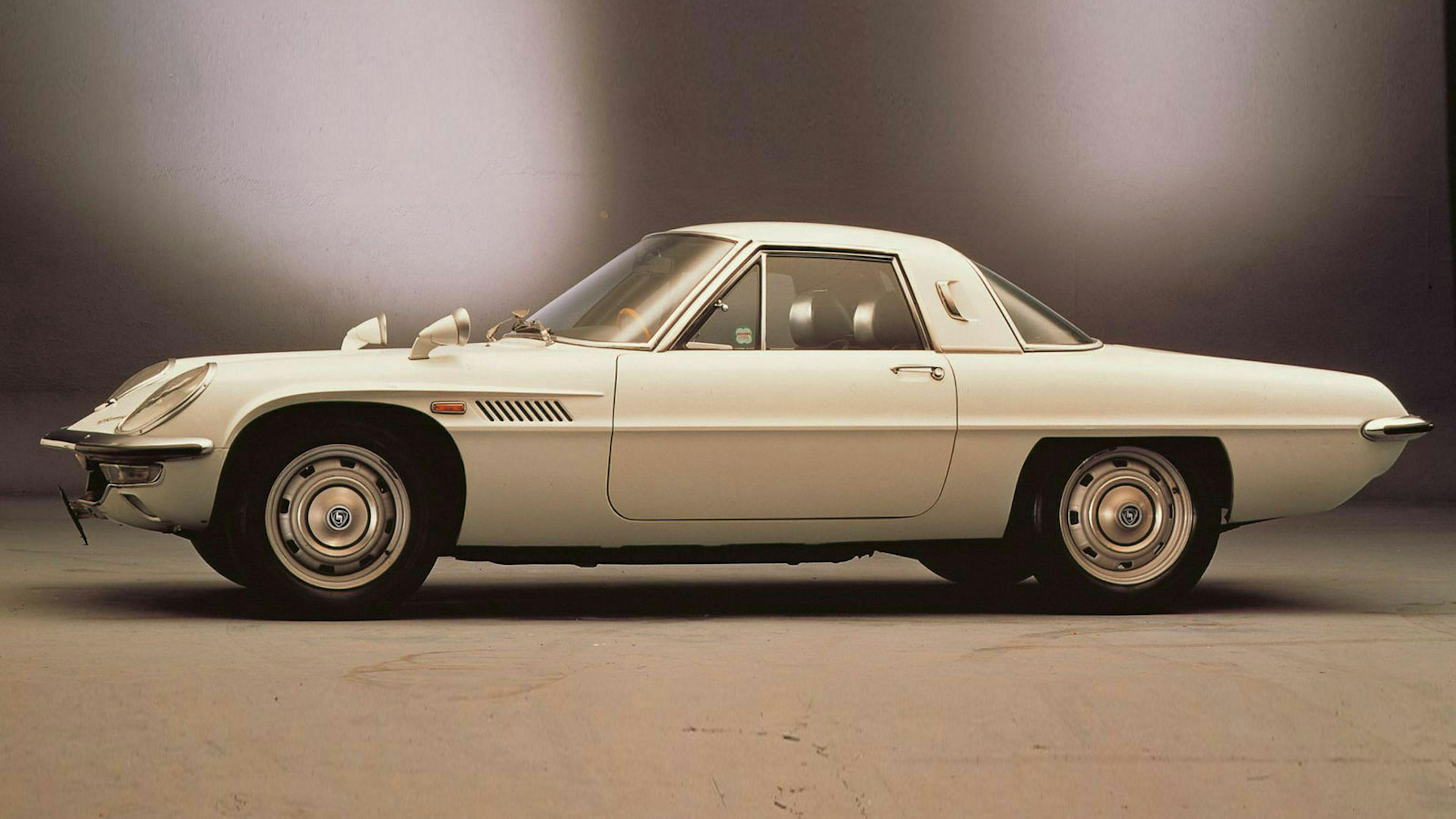 Zu sehen ist der Mazda Cosmo Sport in seitlicher Position