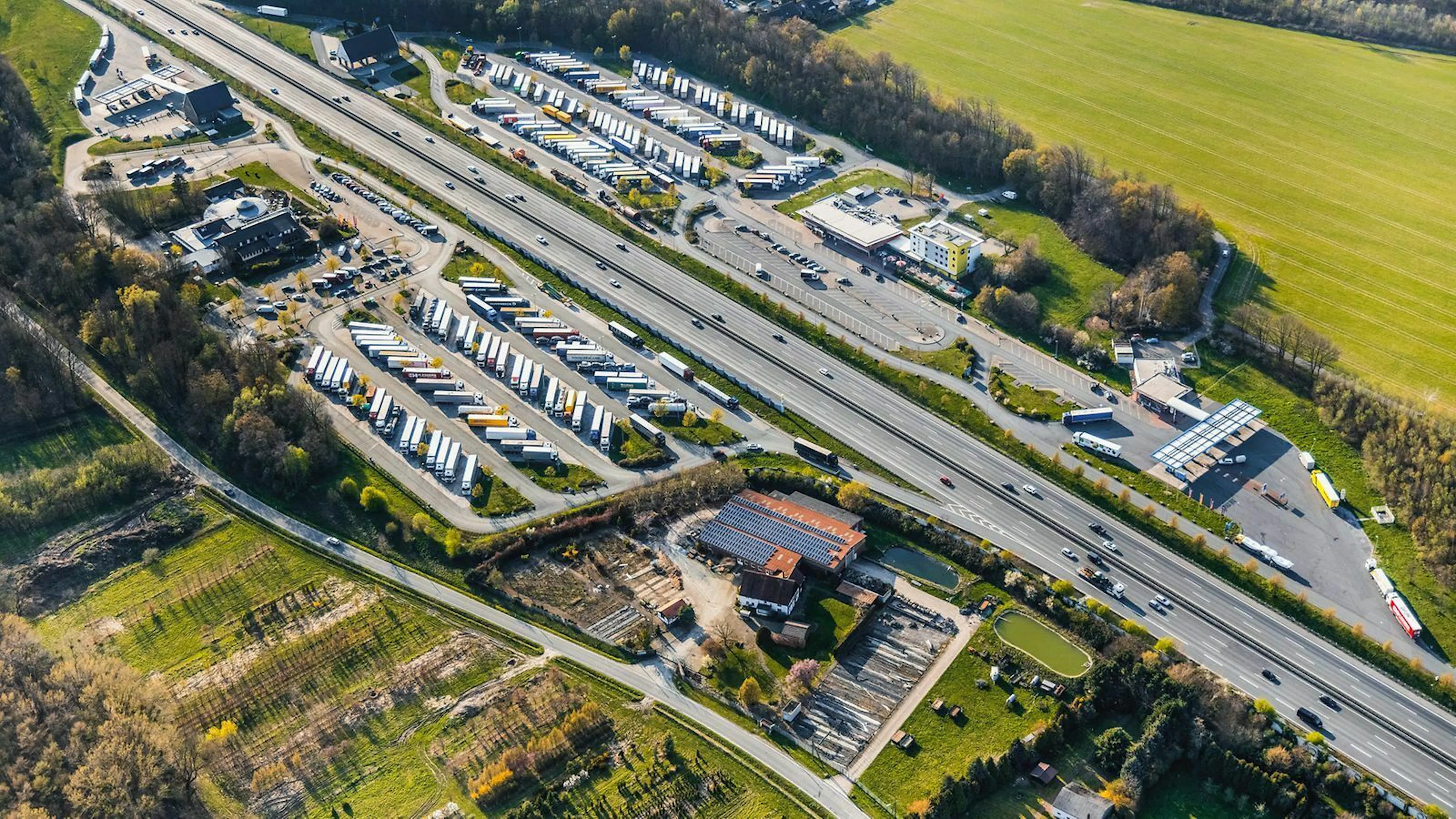 Blick auf Lkw-Parkplätze an der Raststätte Rhynern Nord.