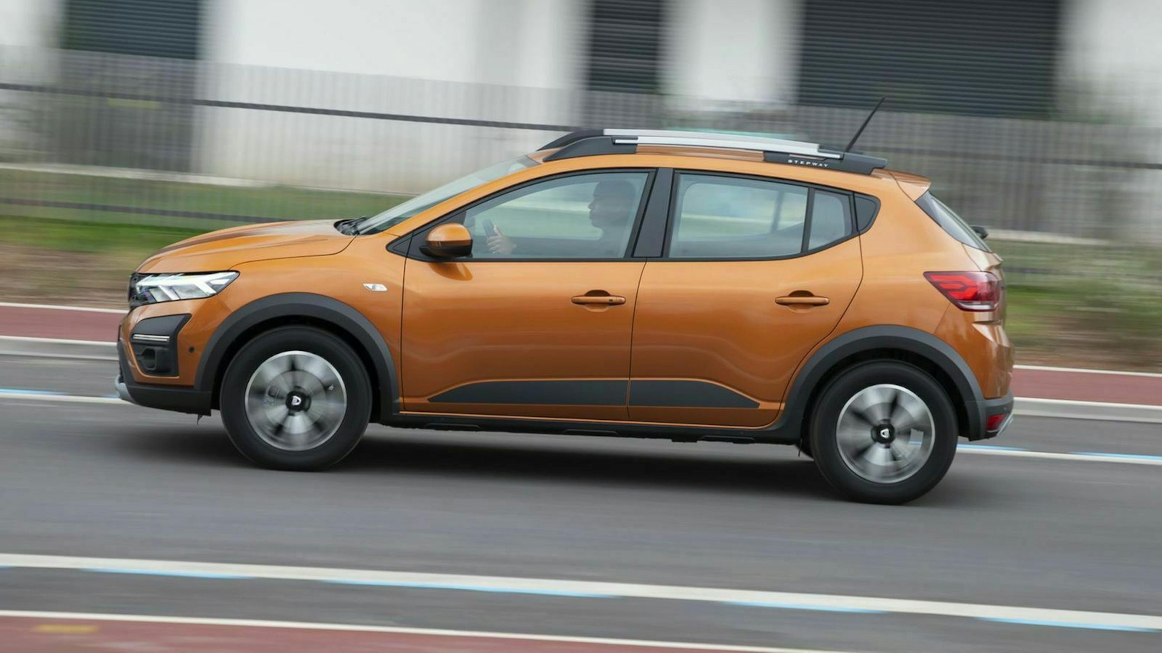 Zu sehen ist der Dacia Sandero Stepway 2021 in seitlicher Position