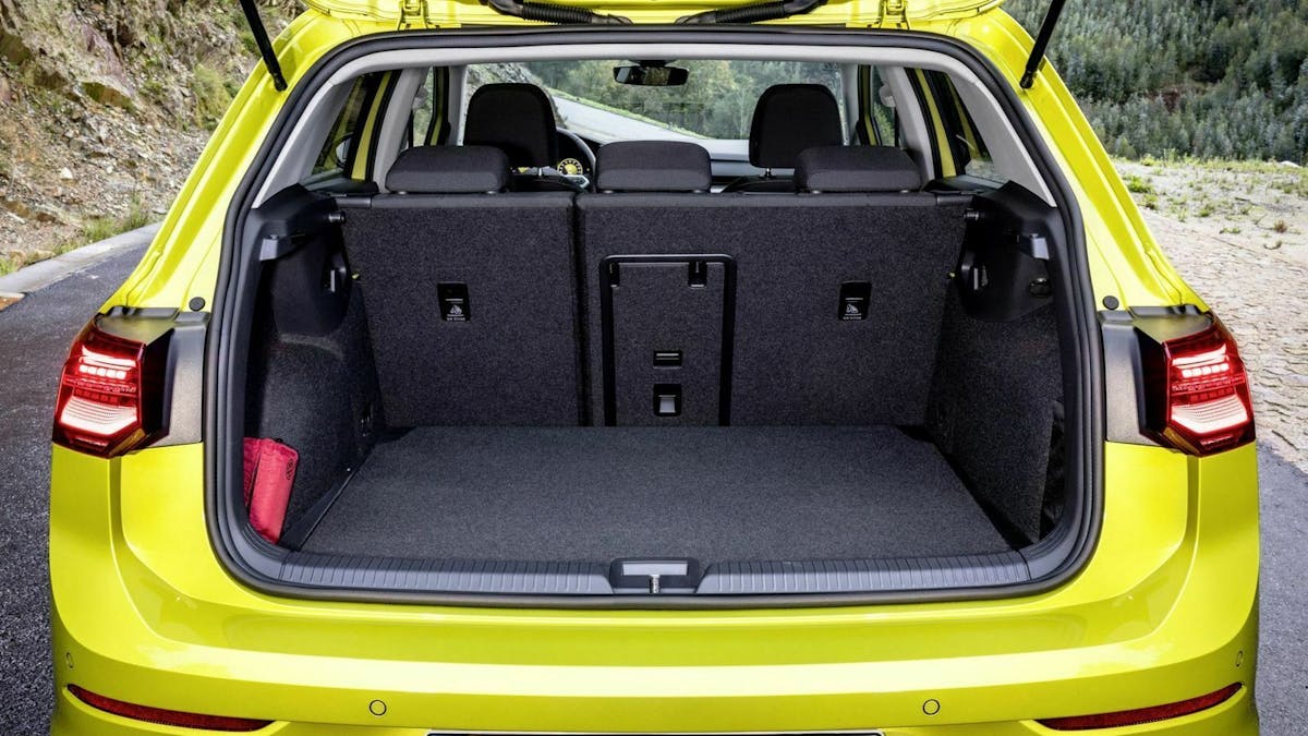 VW Golf 8 Kofferraum mit Rücksitzlehne