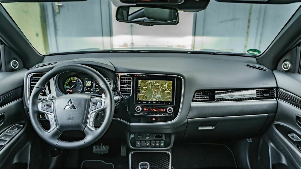 Mitsubishi Outlander mit frontalen Blick aus dem Innenraum