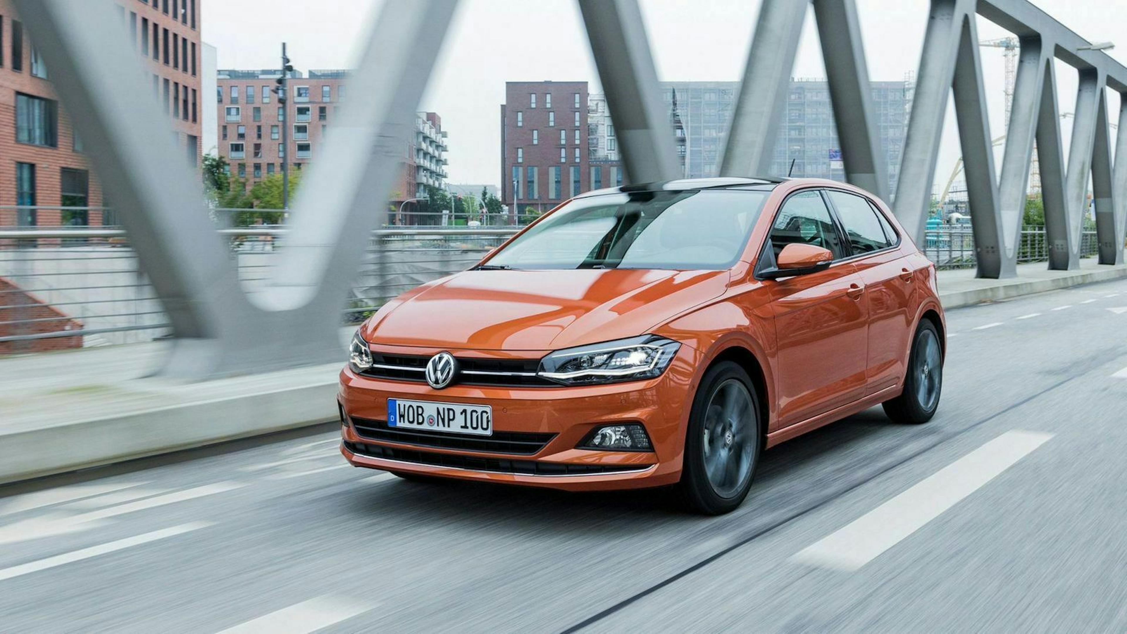 Der VW Polo 6 in Seitenansicht fahrend