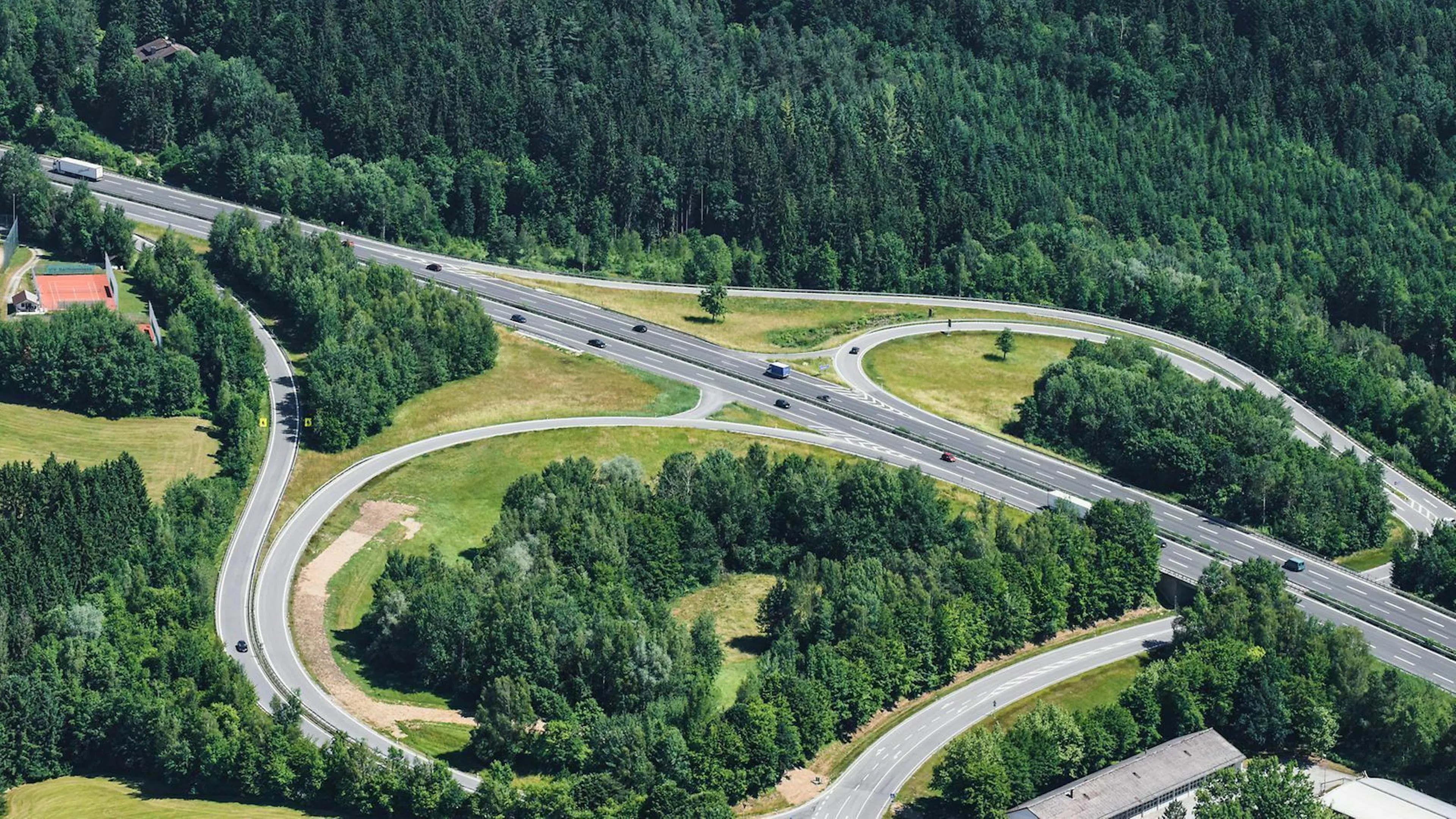 In den Ballungsräumen rund um die A3, hier zum Beispiel rund um Düsseldorf, kann es zu langen Staus kommen.