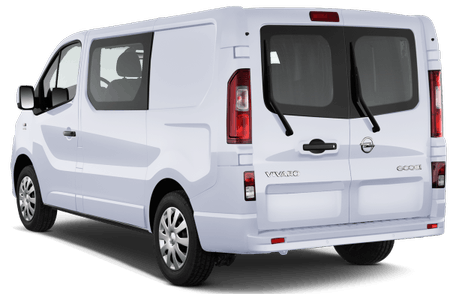 Weißer Kastenwagen, Rückansicht. Zwei vertikale Rücklichter und große Fenster. Markenlogo auf der Hecktür.