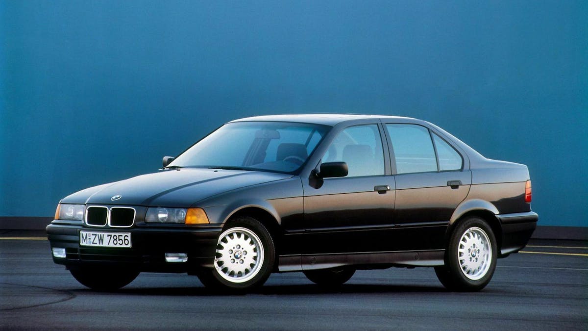 Zu sehen ist der BMW E36, stehend