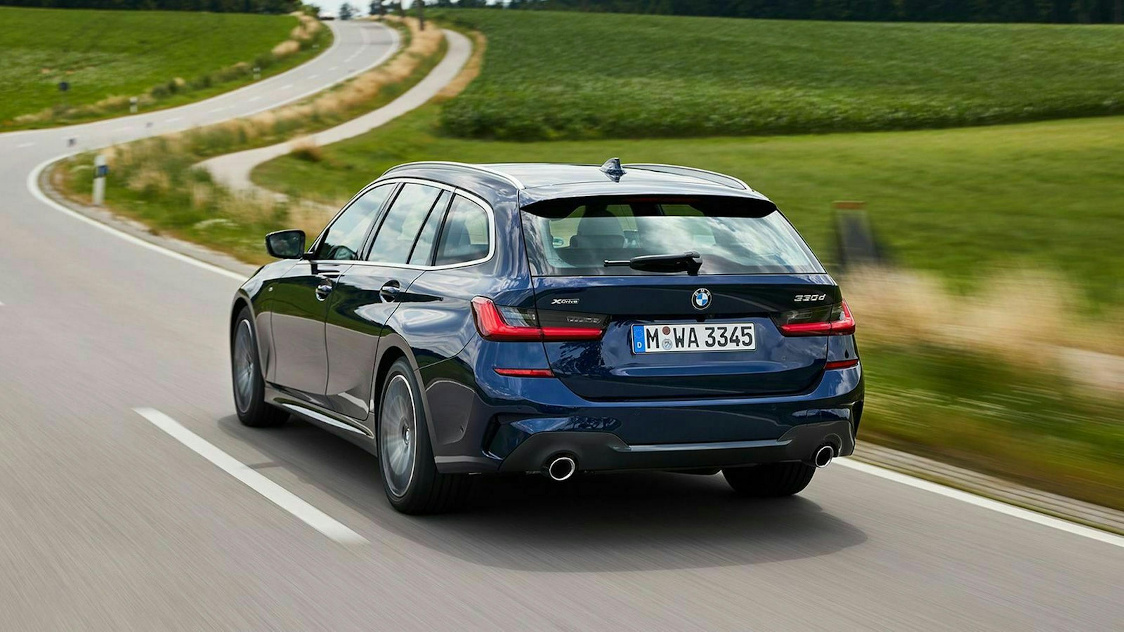 Zu sehen ist der 3er BMW Touring von hinten